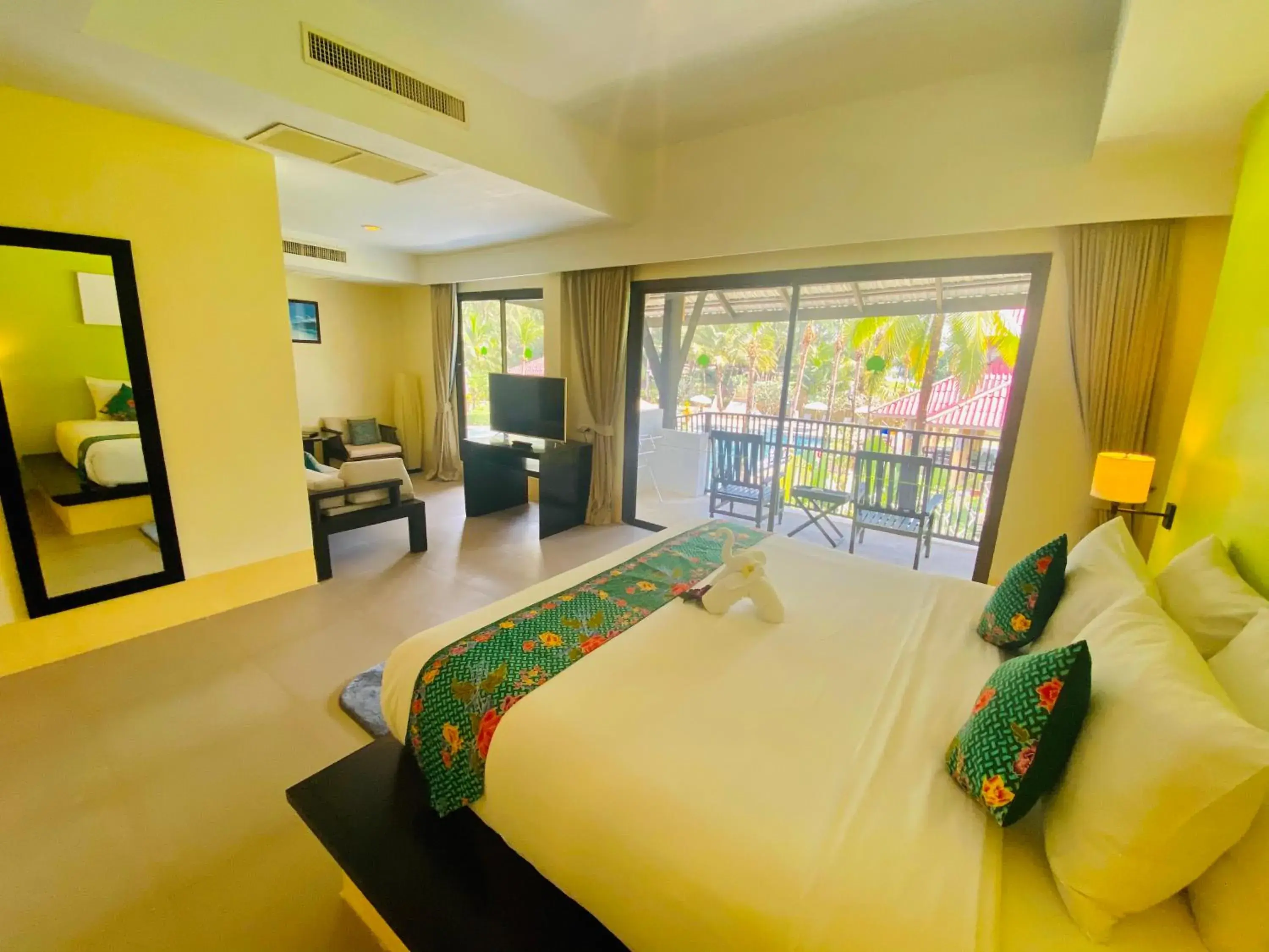 Bedroom, Bed in Palm Galleria Resort Bedroom, Bed in Palm Galleria Resort