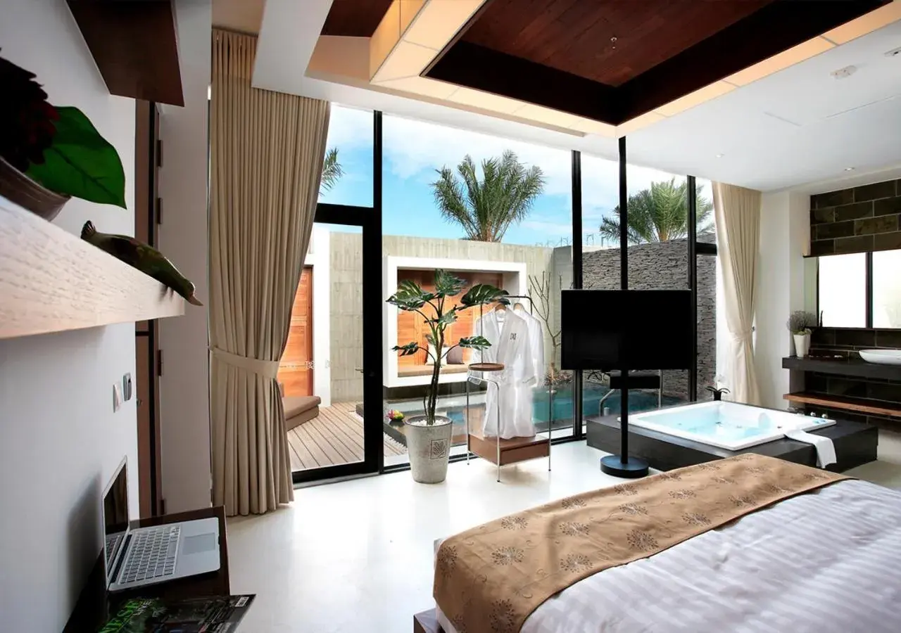 Swimming pool, Bed in H Villa Inn Swimming pool, Bed in H Villa Inn