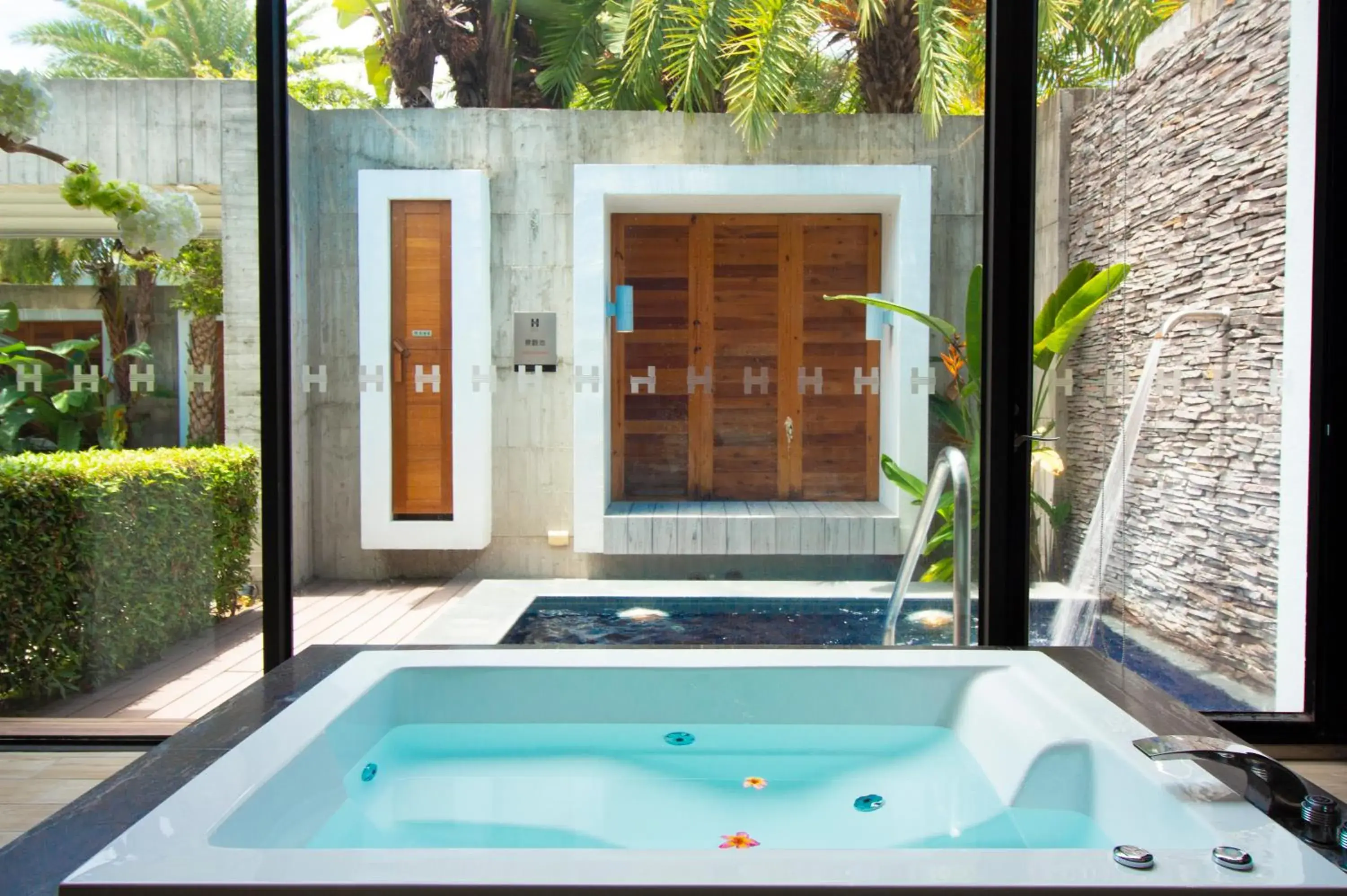 Swimming pool in H Villa Inn Swimming pool in H Villa Inn