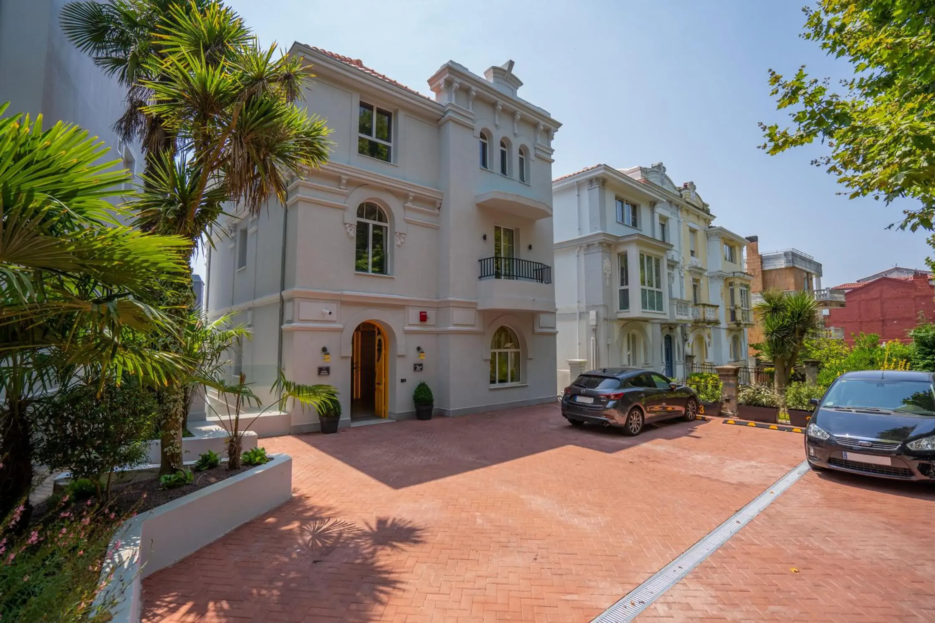 Parking in Sercotel El Balcón de la Bahía Suites Parking in Sercotel El Balcón de la Bahía Suites