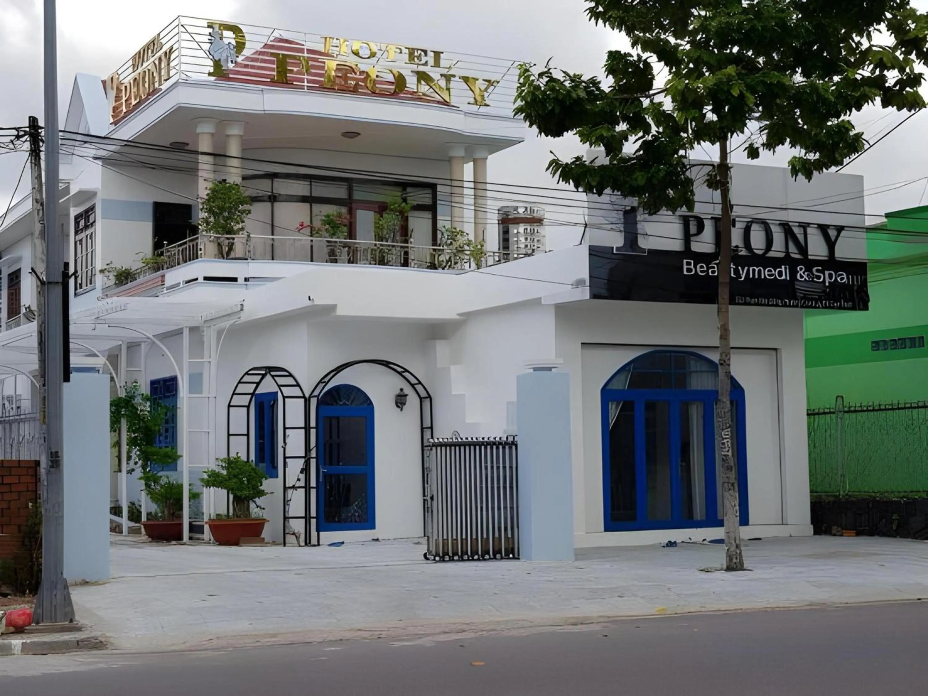 Property building in Super OYO 598 Peony Hotel