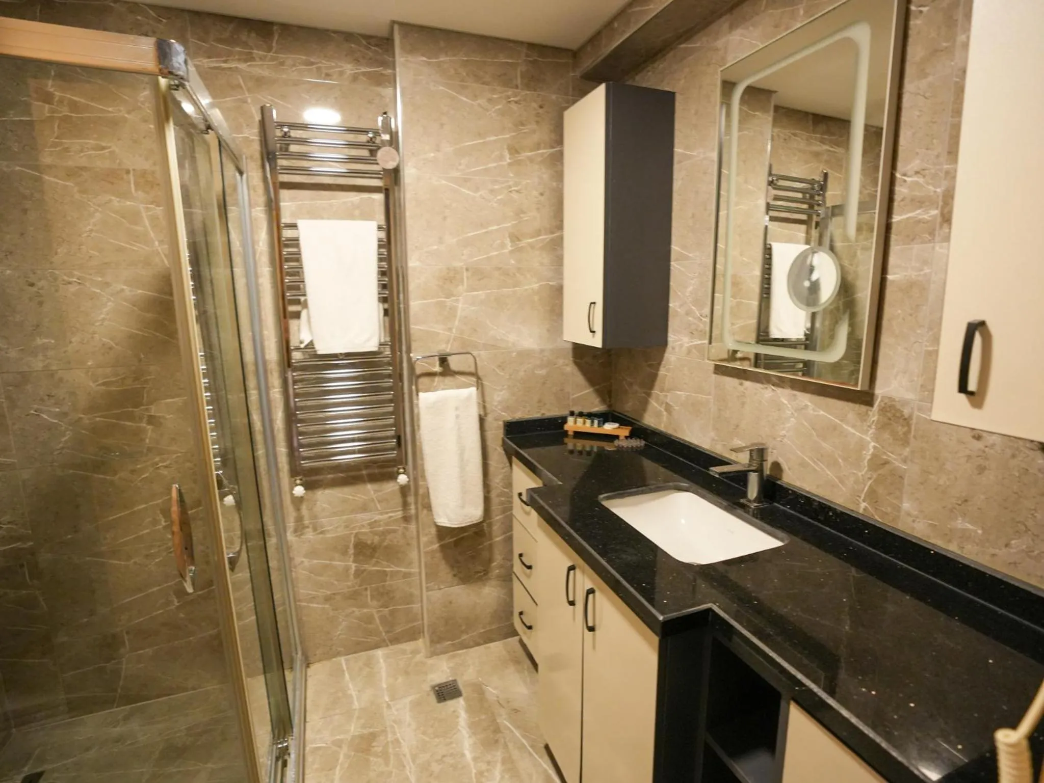 Shower in Valens Hotel Downtown