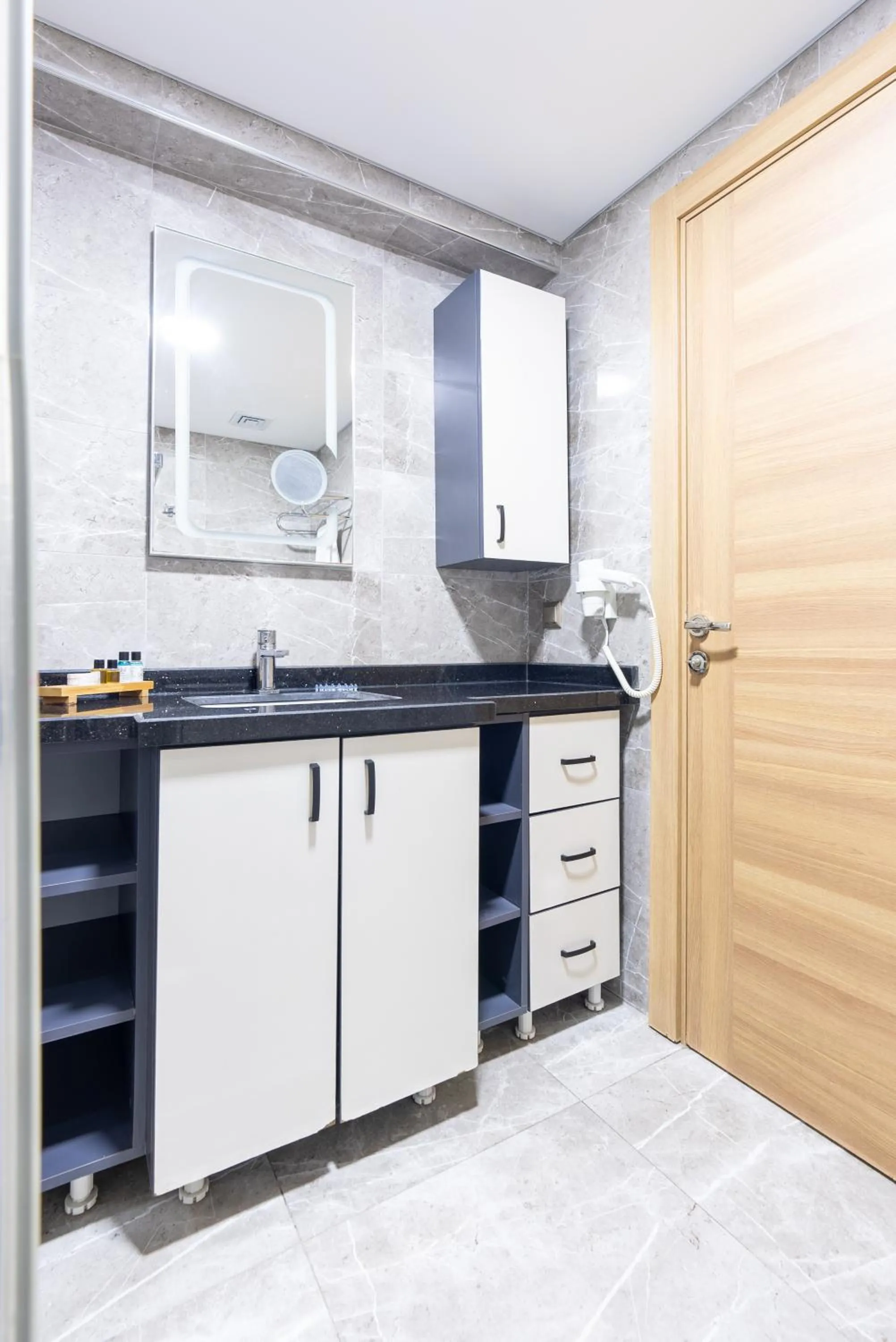 Toilet in Valens Hotel Downtown