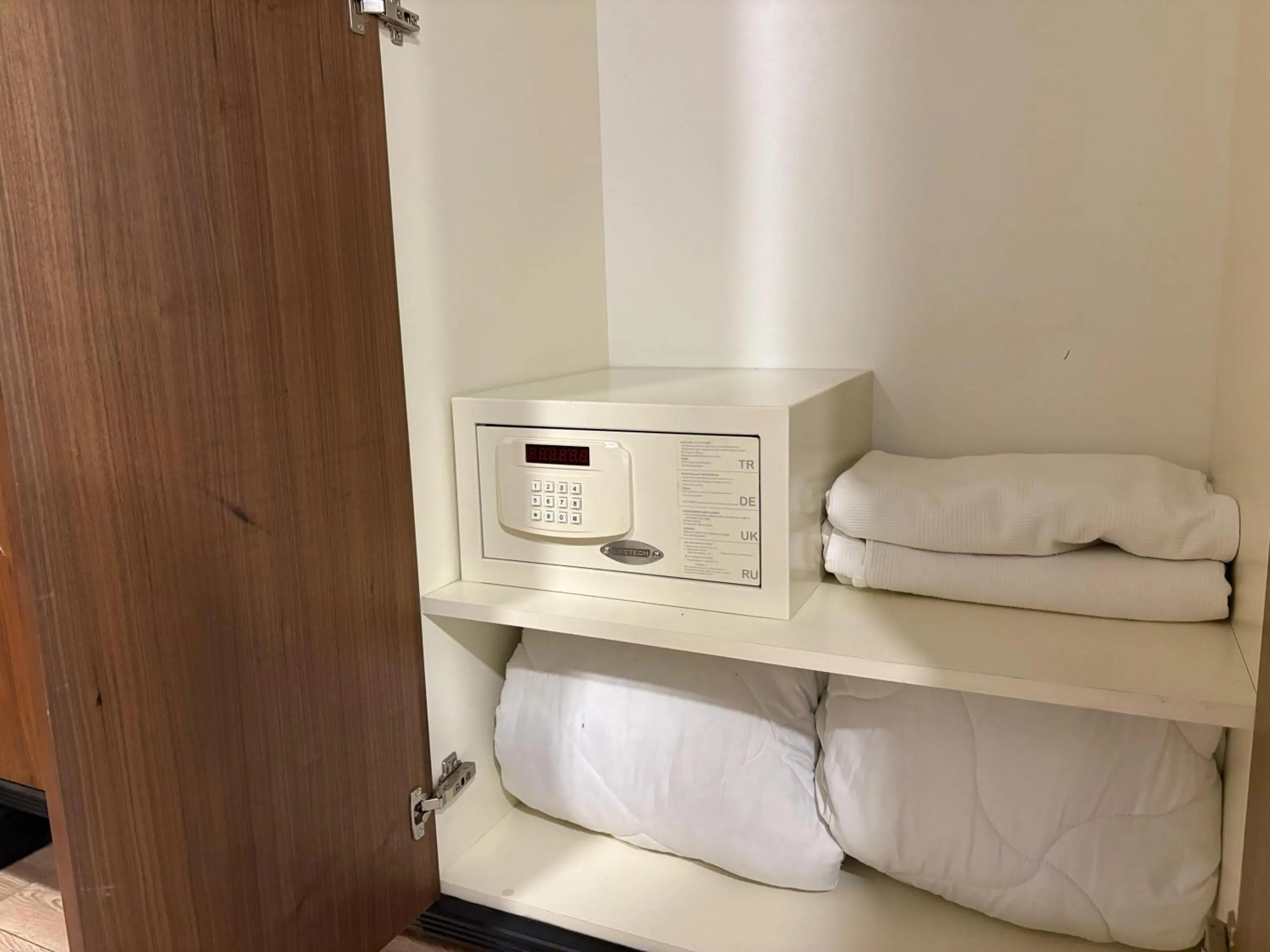 Photo of the whole room, Bed in Valens Hotel Downtown