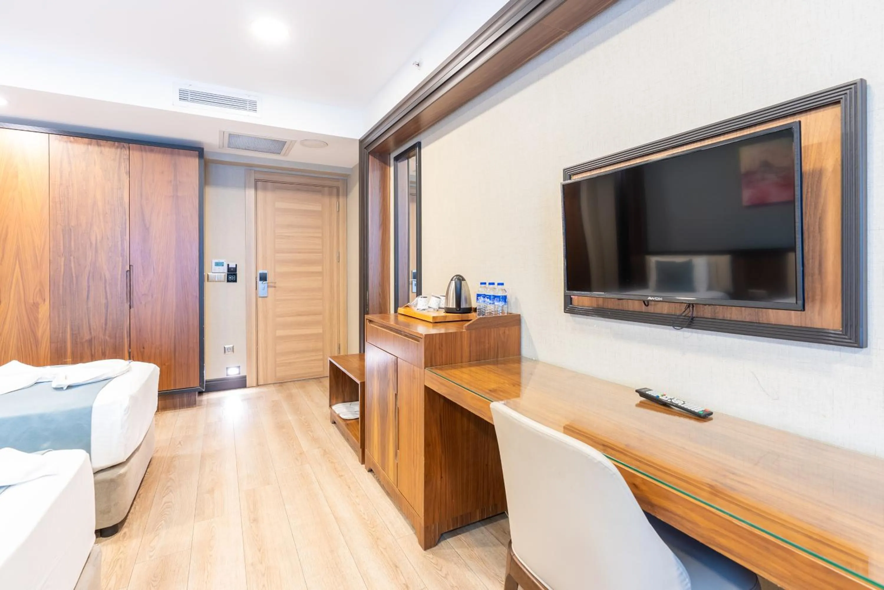 TV and multimedia in Valens Hotel Downtown