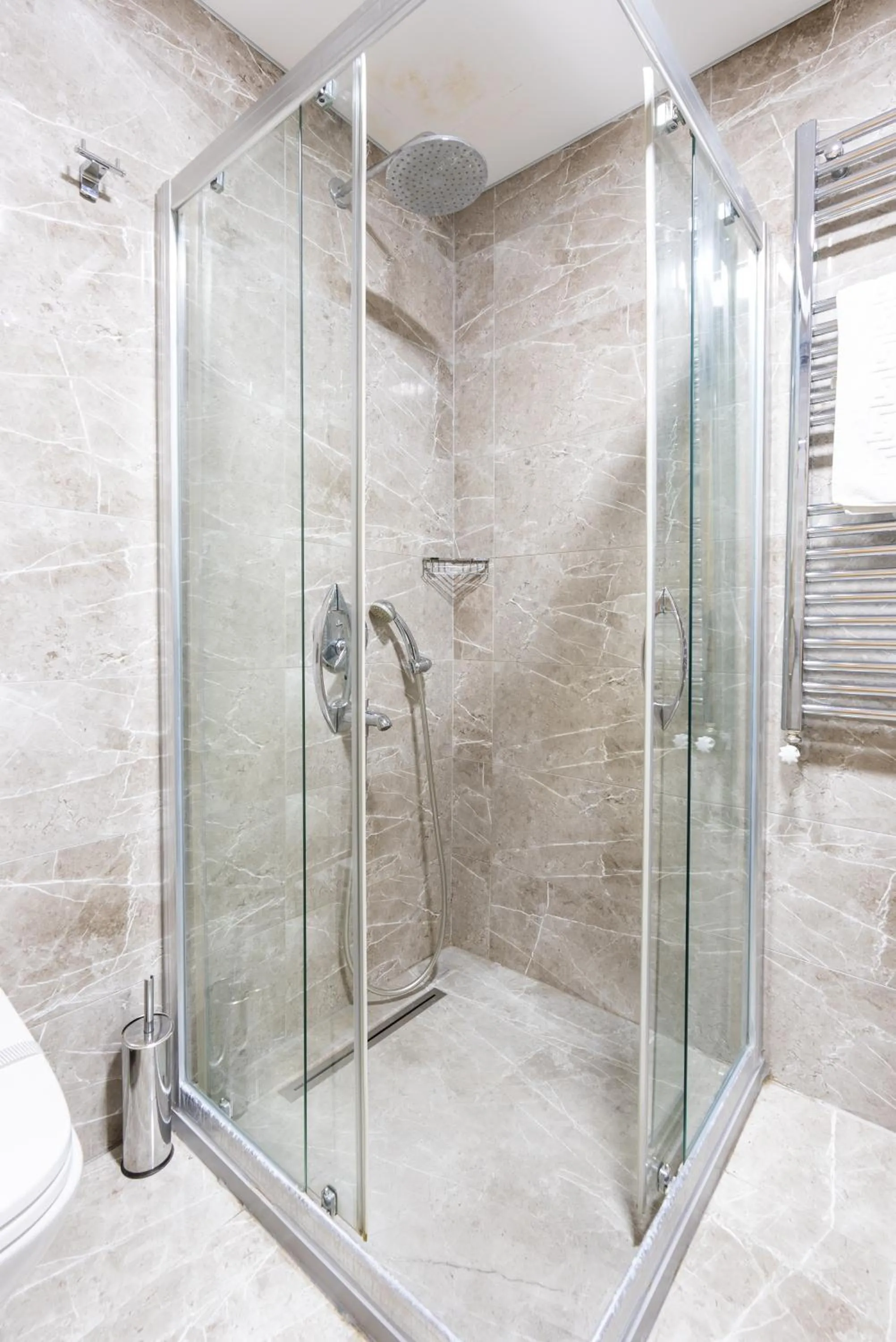 Shower in Valens Hotel Downtown