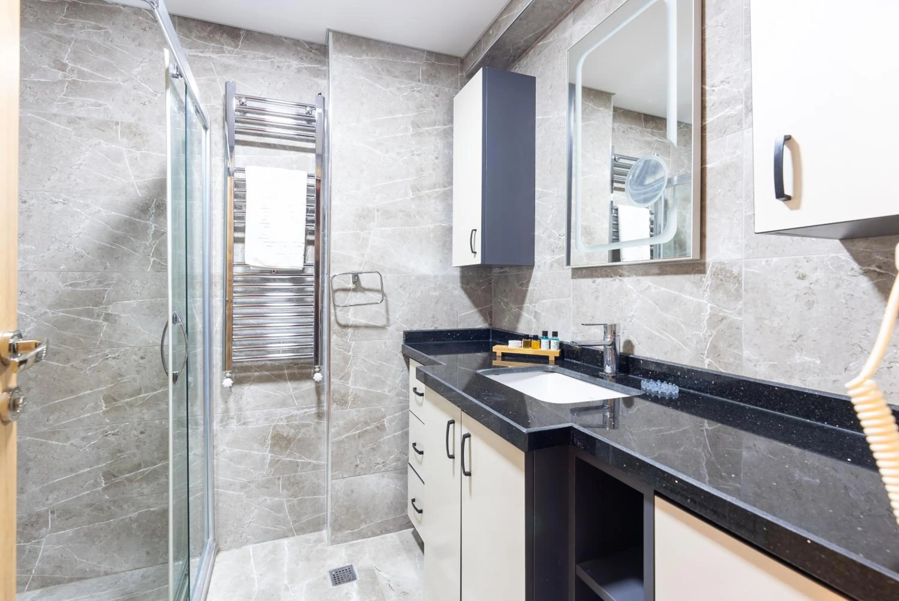 Shower in Valens Hotel Downtown