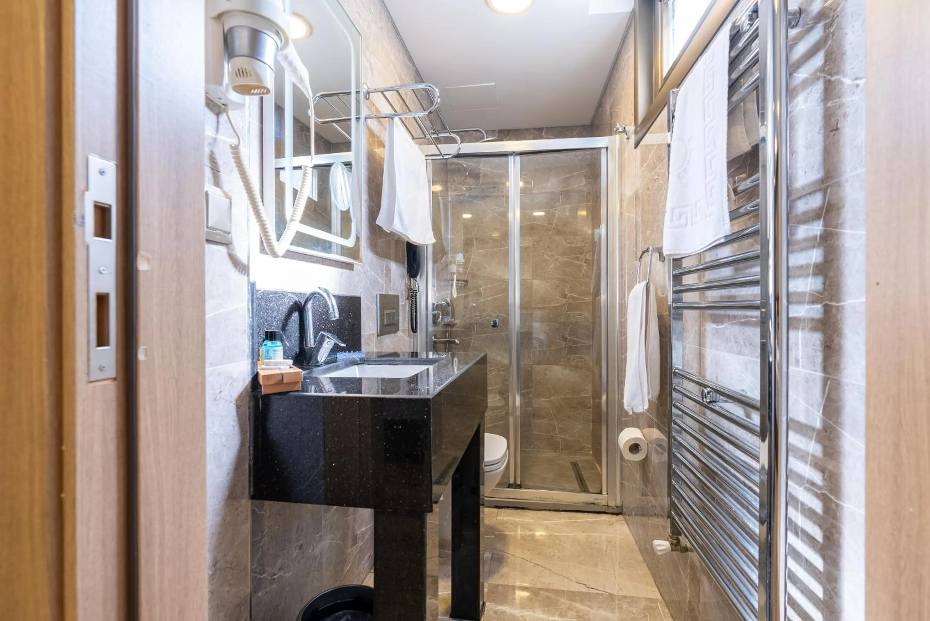 Shower in Valens Hotel Downtown