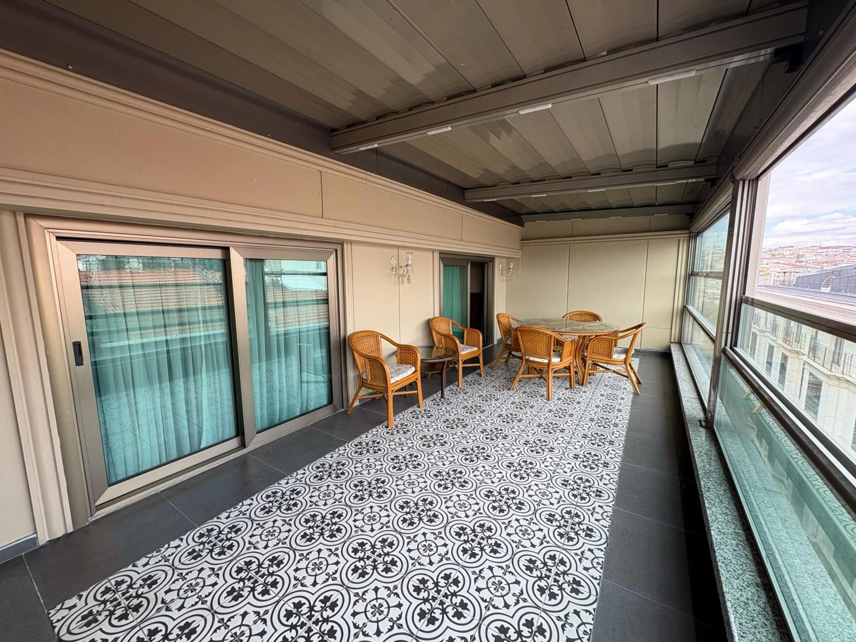 Balcony/Terrace in Valens Hotel Downtown