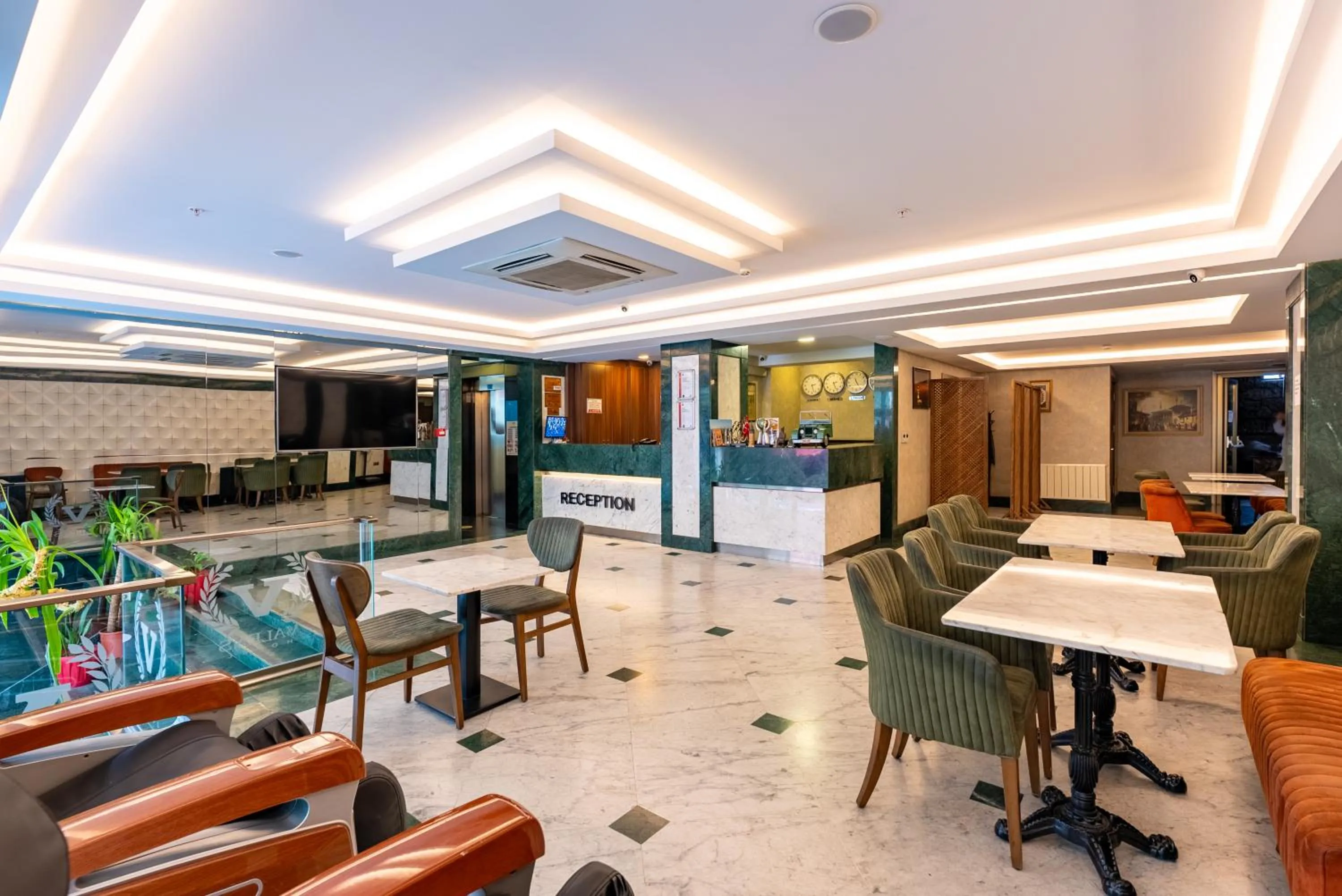 Communal lounge/ TV room in Valens Hotel Downtown