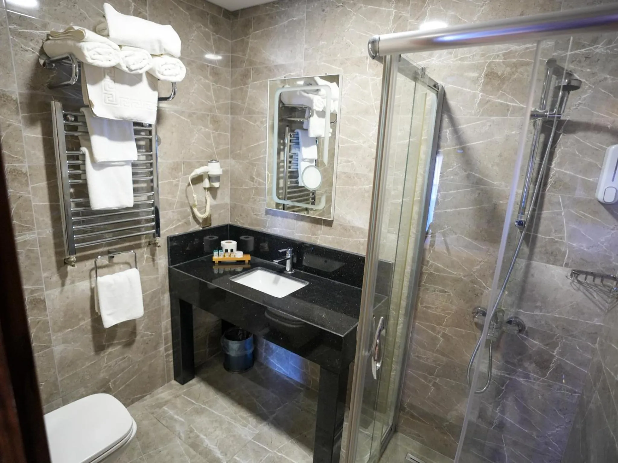 Shower in Valens Hotel Downtown