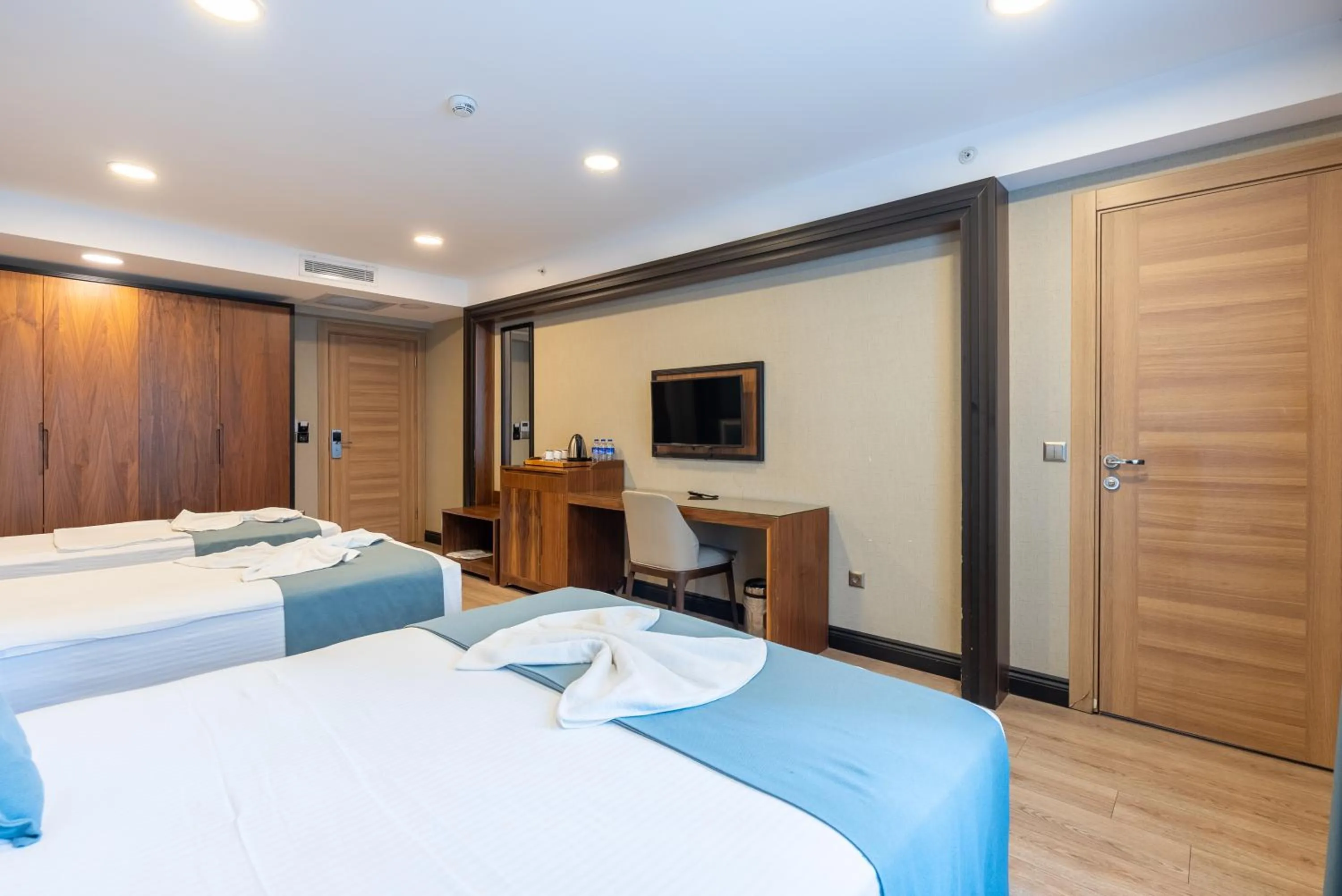 Communal lounge/ TV room, Bed in Valens Hotel Downtown