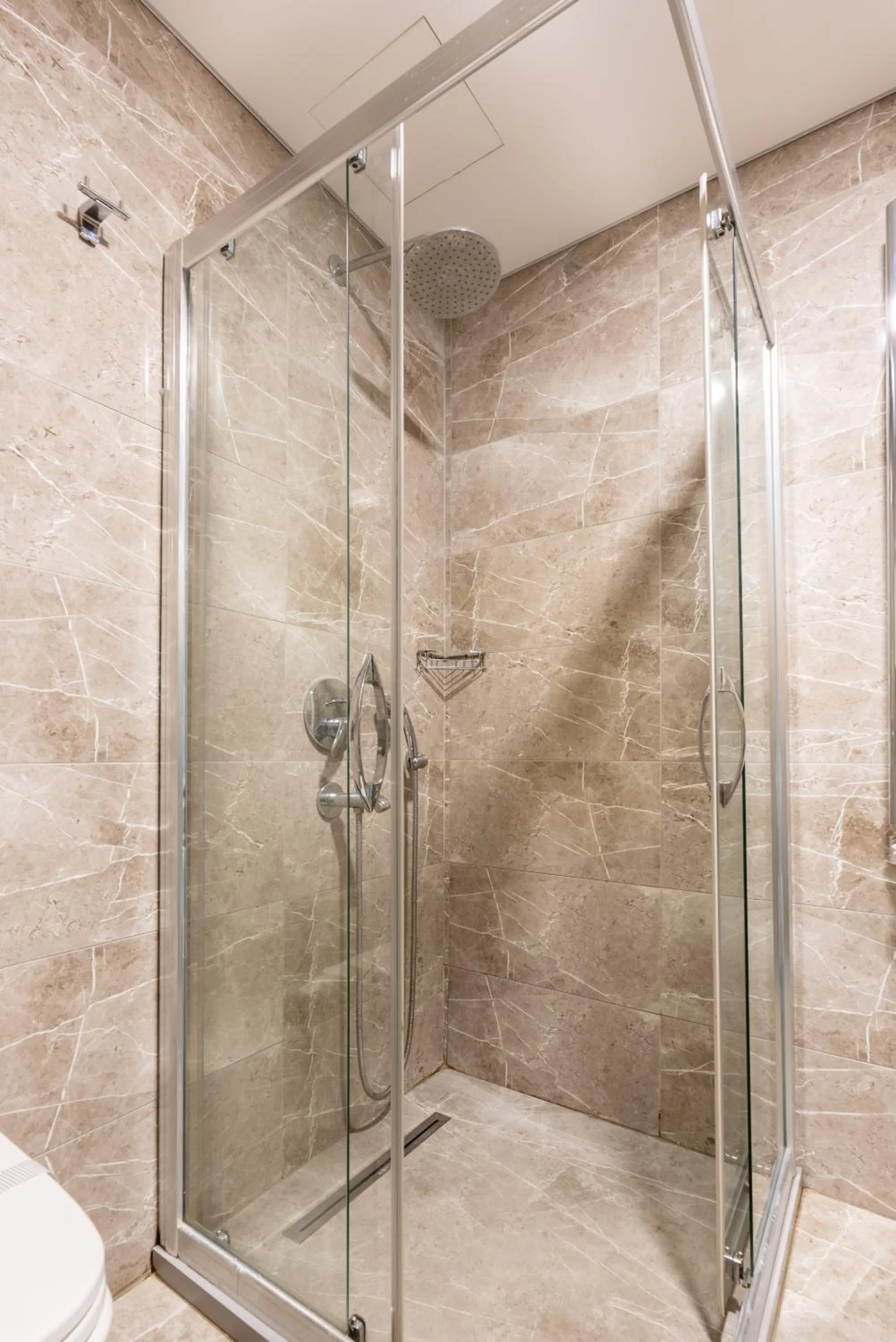 Shower in Valens Hotel Downtown