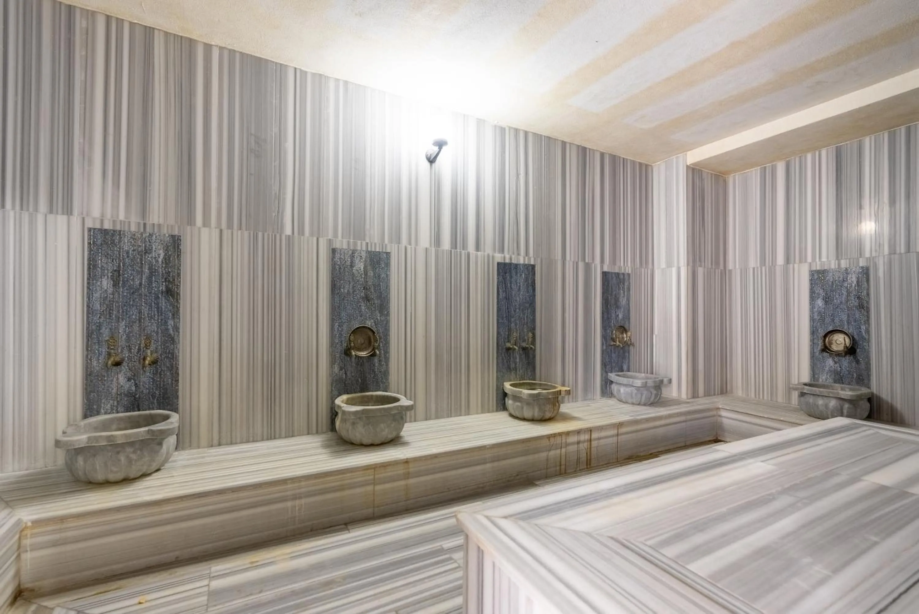 Toilet in Valens Hotel Downtown