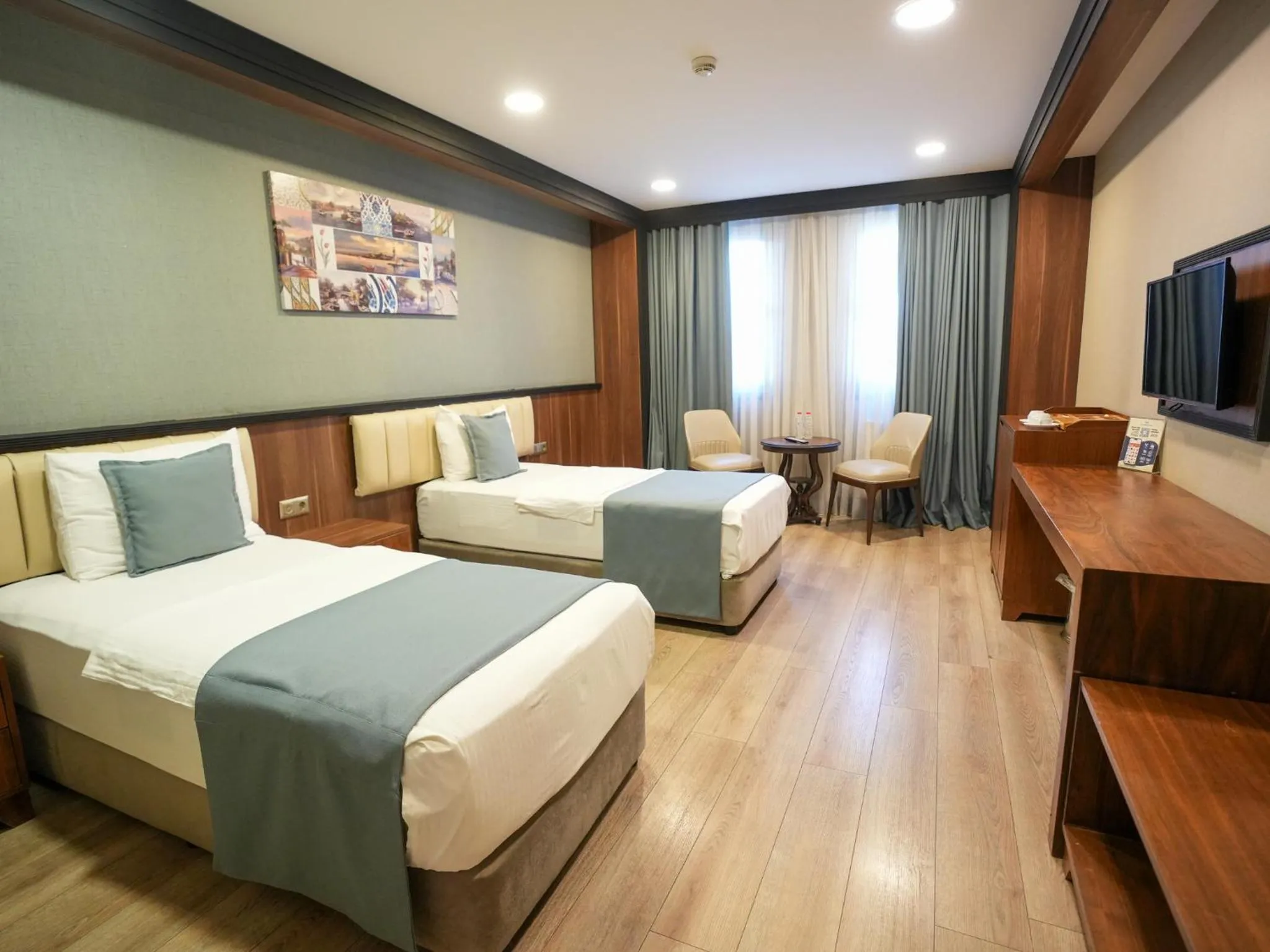 Communal lounge/ TV room, Bed in Valens Hotel Downtown