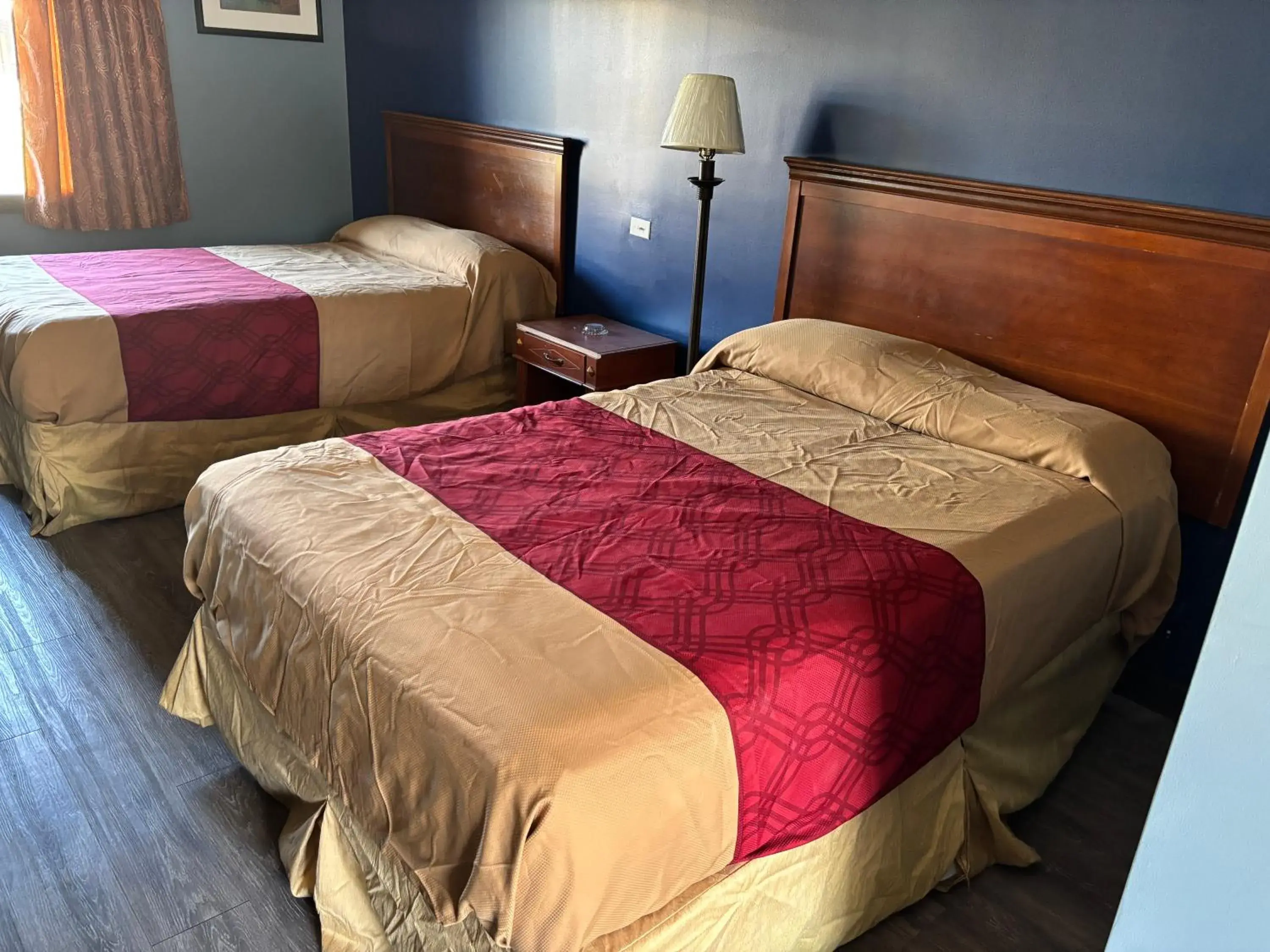 Bed in Budget Inn Express Bed in Budget Inn Express