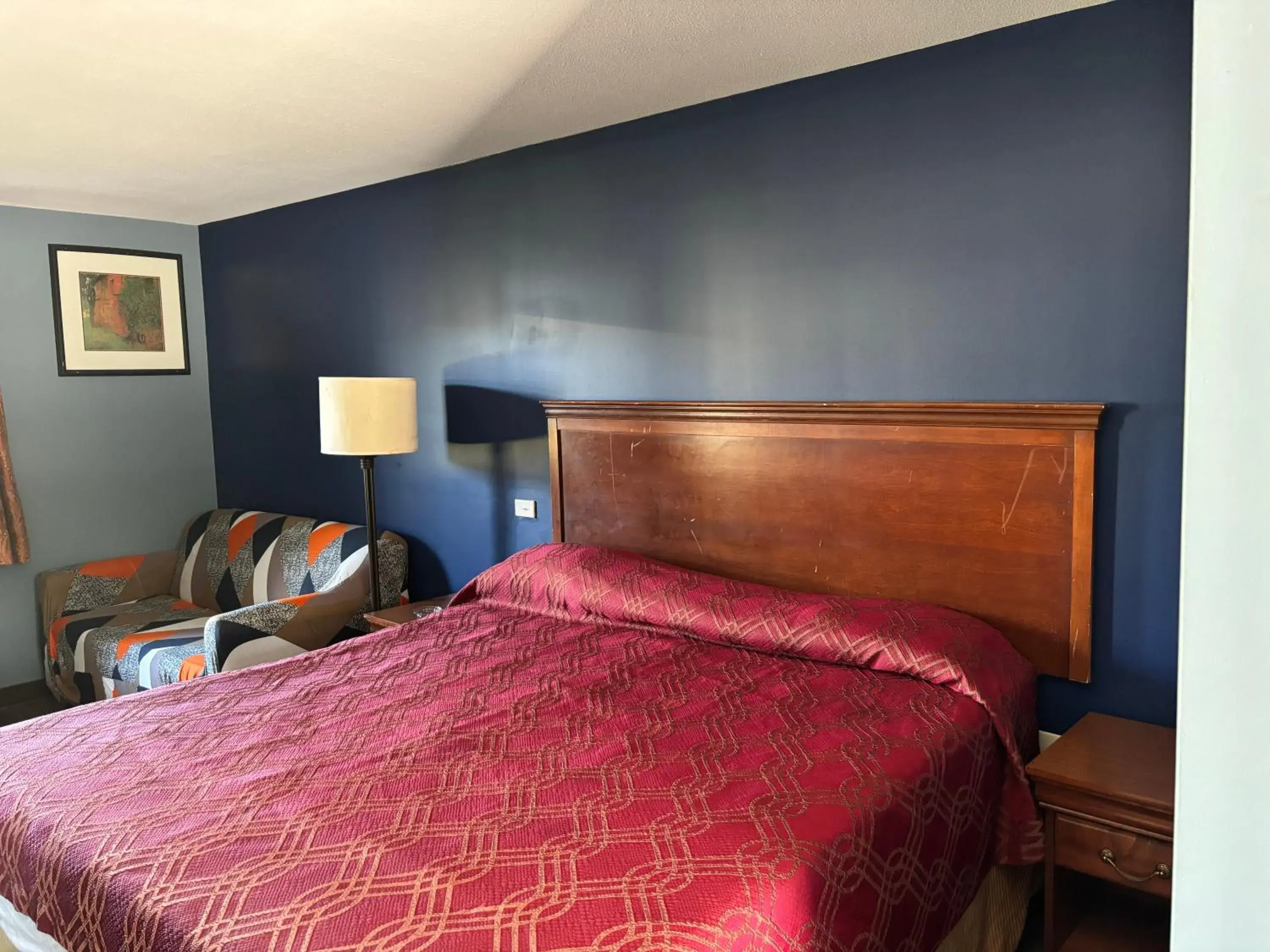 Bed in Budget Inn Express Bed in Budget Inn Express