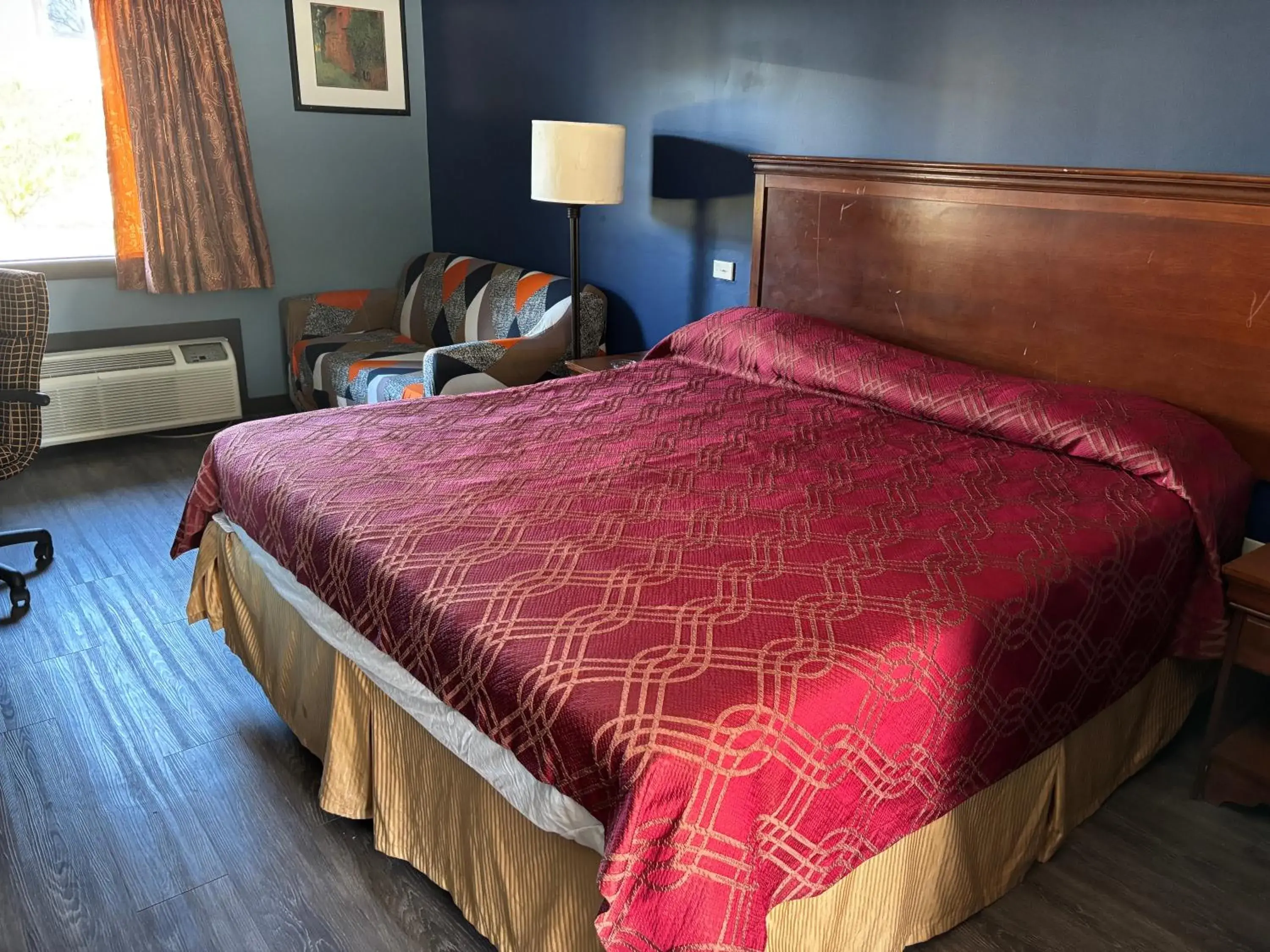 Bed in Budget Inn Express Bed in Budget Inn Express