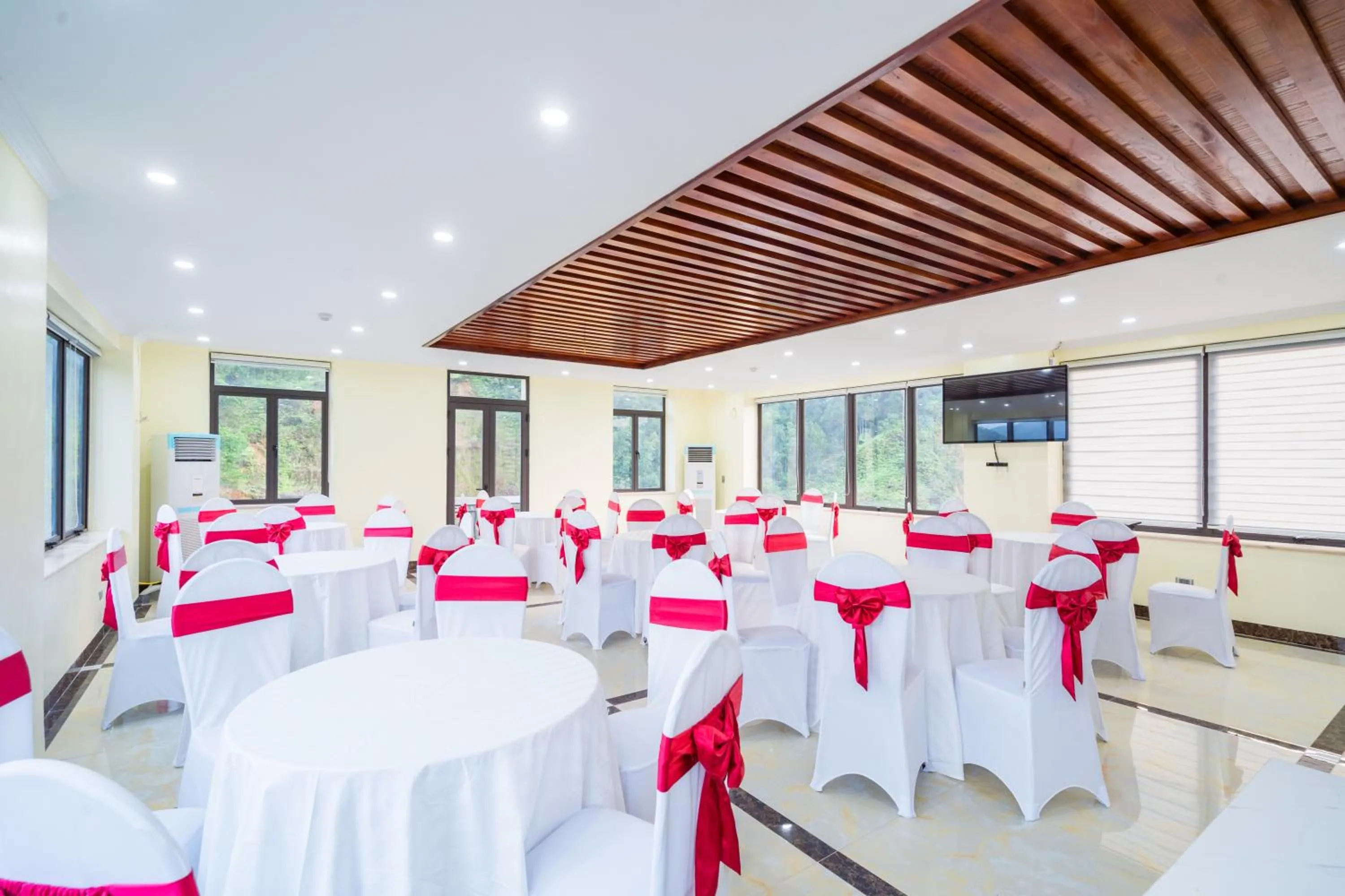 Business facilities in Đinh Gia Hotel
