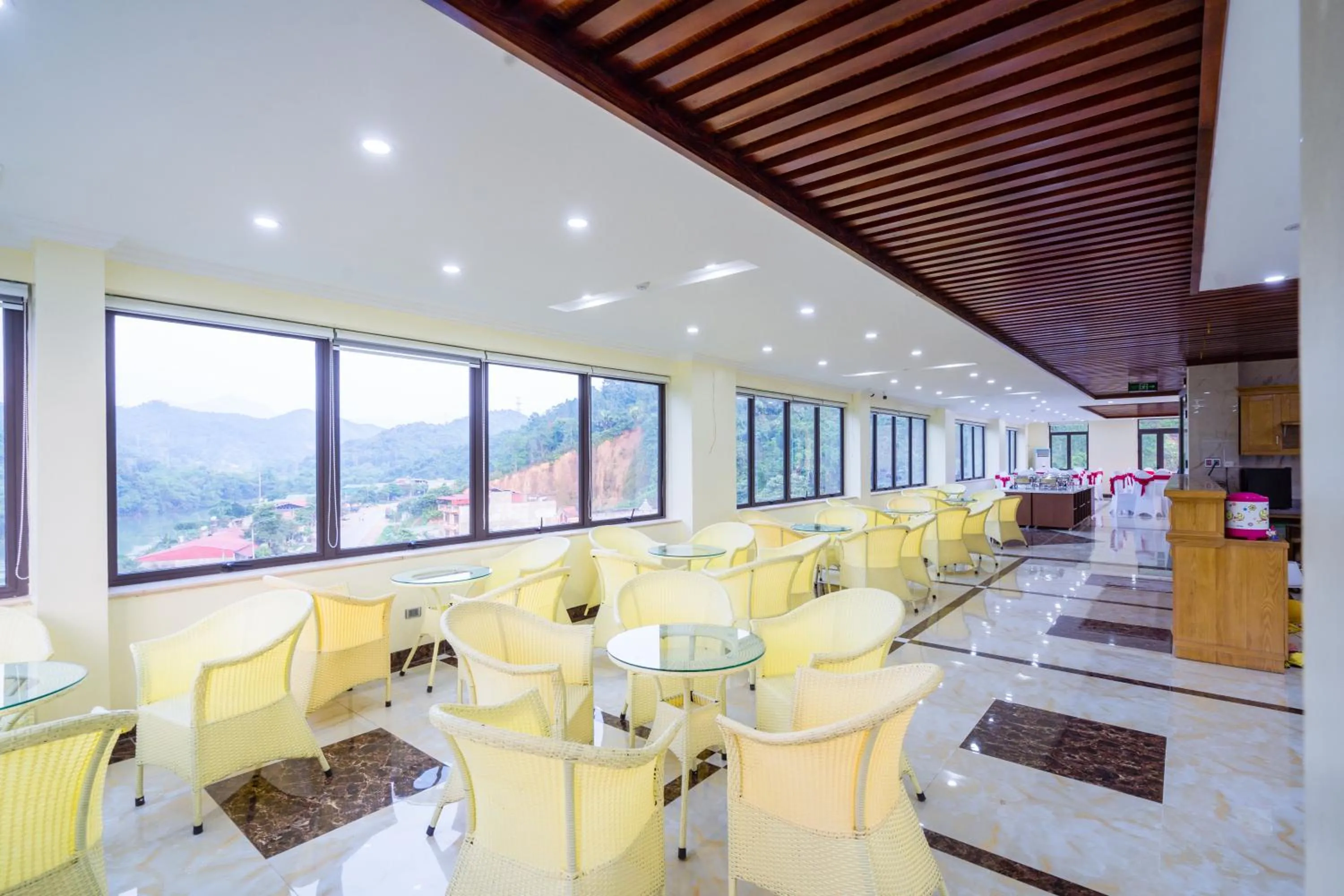 Restaurant/places to eat in Đinh Gia Hotel