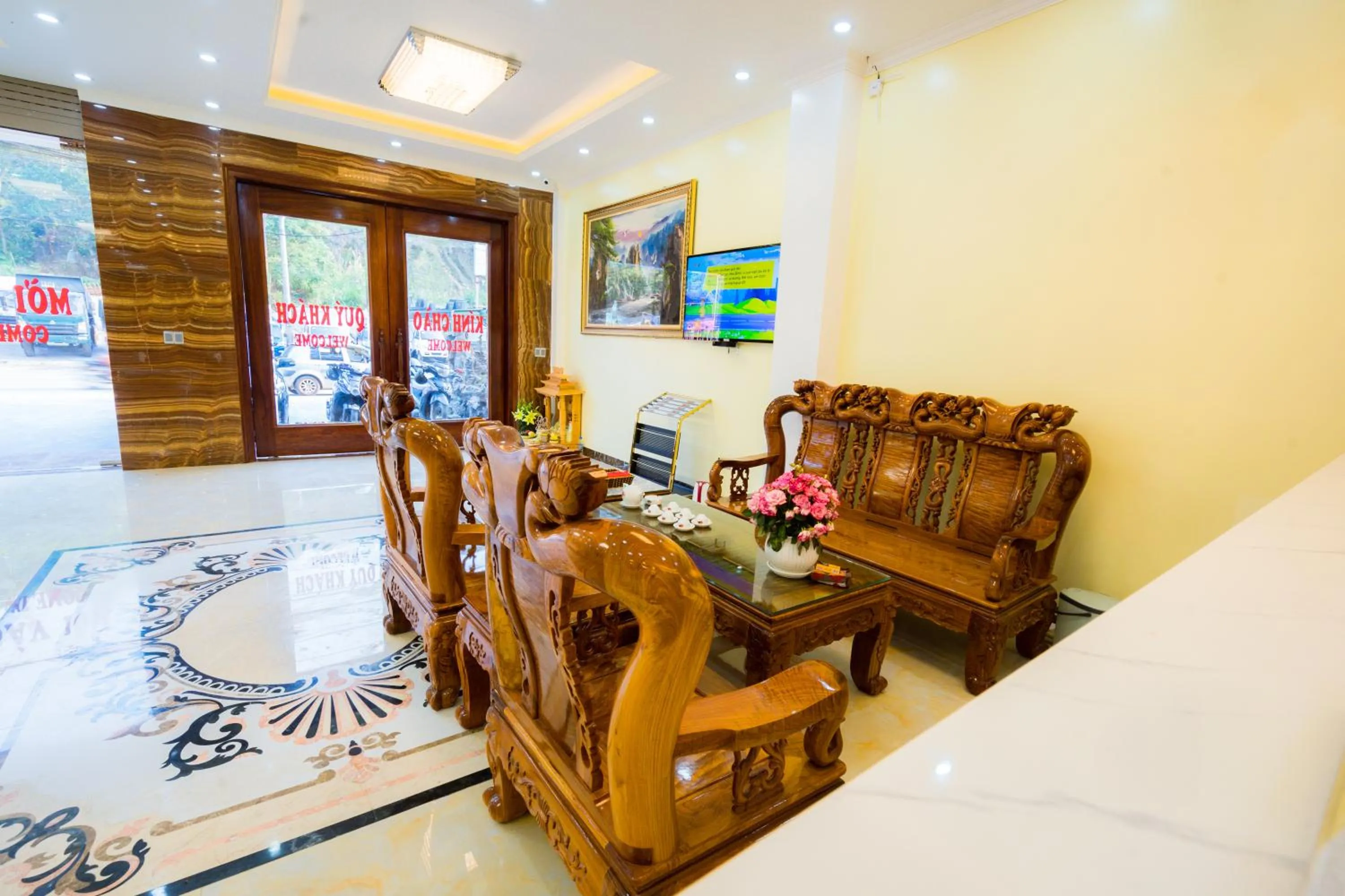Communal lounge/ TV room, Bed in Đinh Gia Hotel