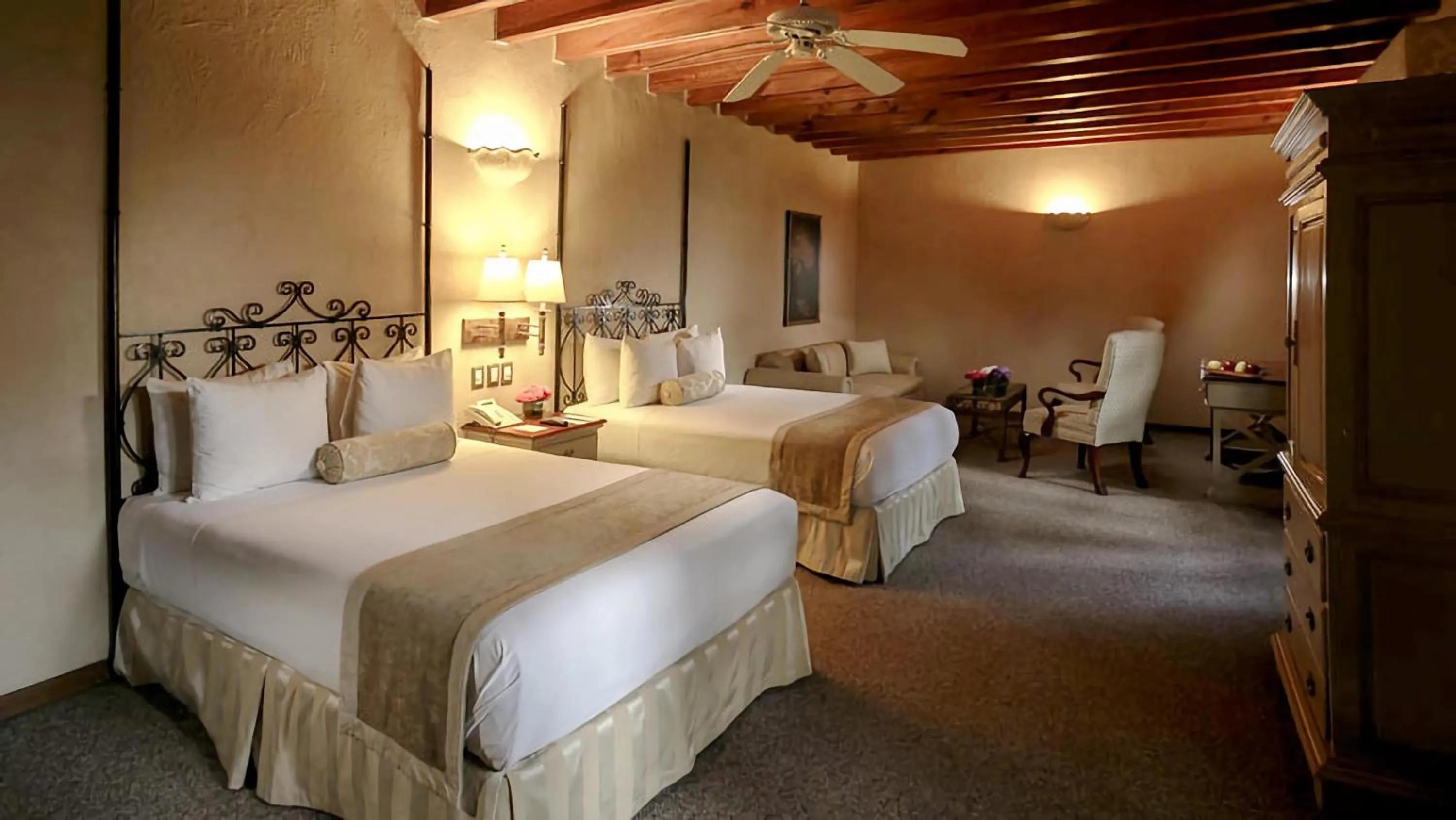Photo of the whole room, Bed in Villa Antigua