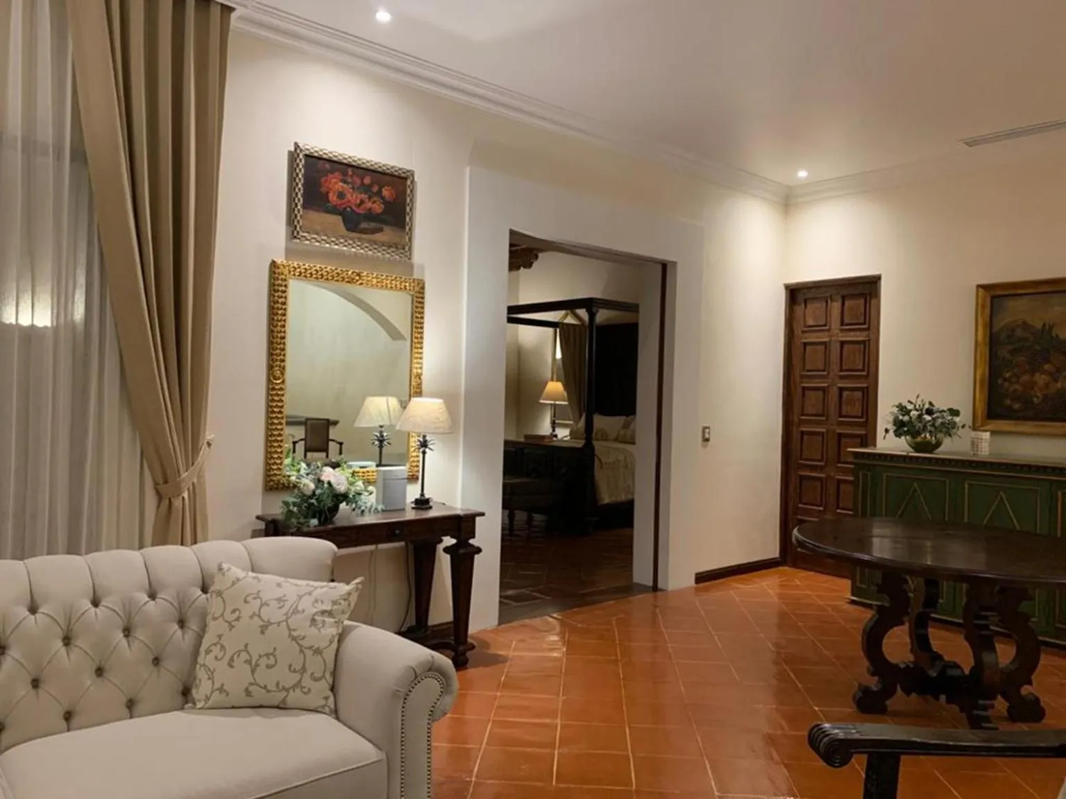 Photo of the whole room in Villa Antigua