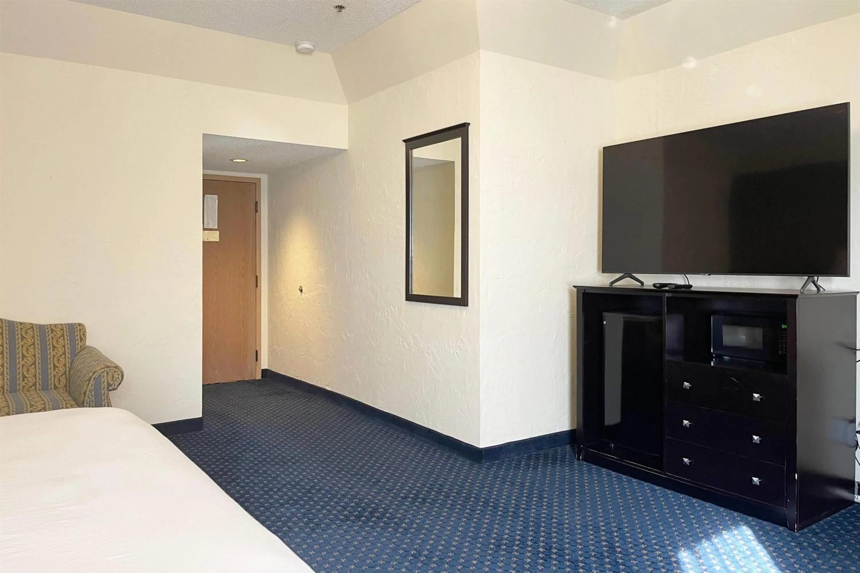 Photo of the whole room, Bed in Chateau Hotel and Conference Center