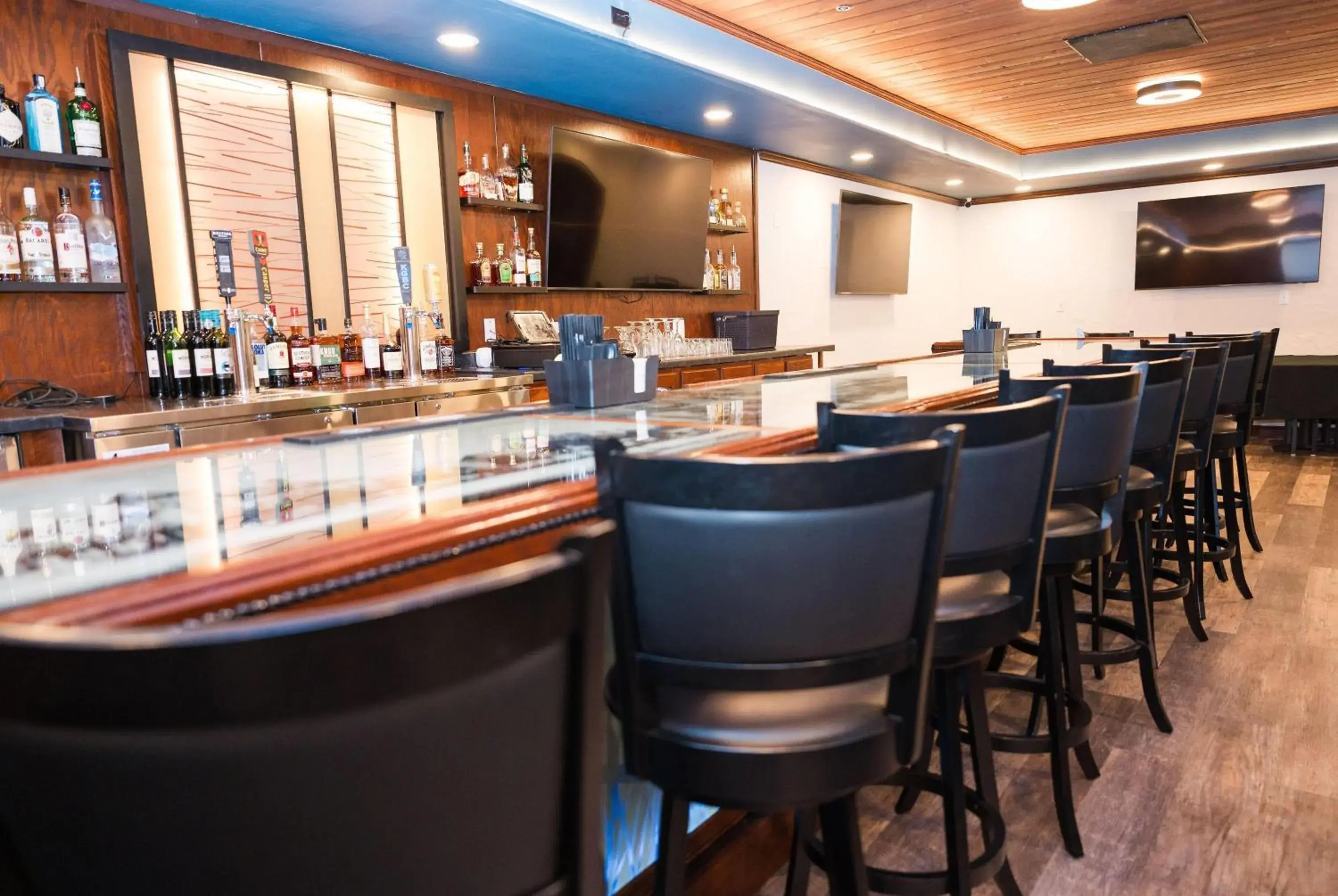 Lounge or bar in Chateau Hotel and Conference Center Lounge or bar in Chateau Hotel and Conference Center