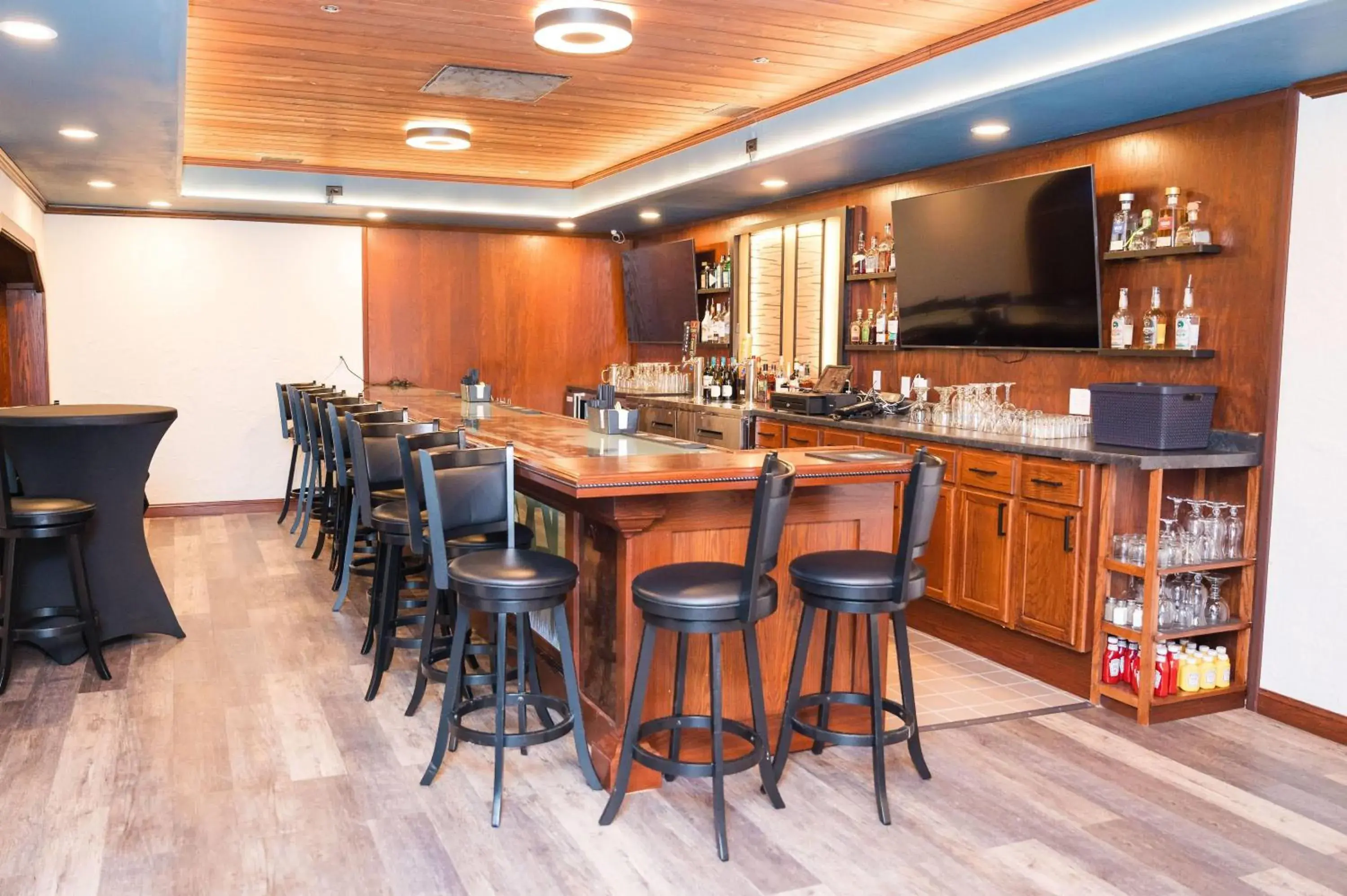 Lounge or bar in Chateau Hotel and Conference Center Lounge or bar in Chateau Hotel and Conference Center