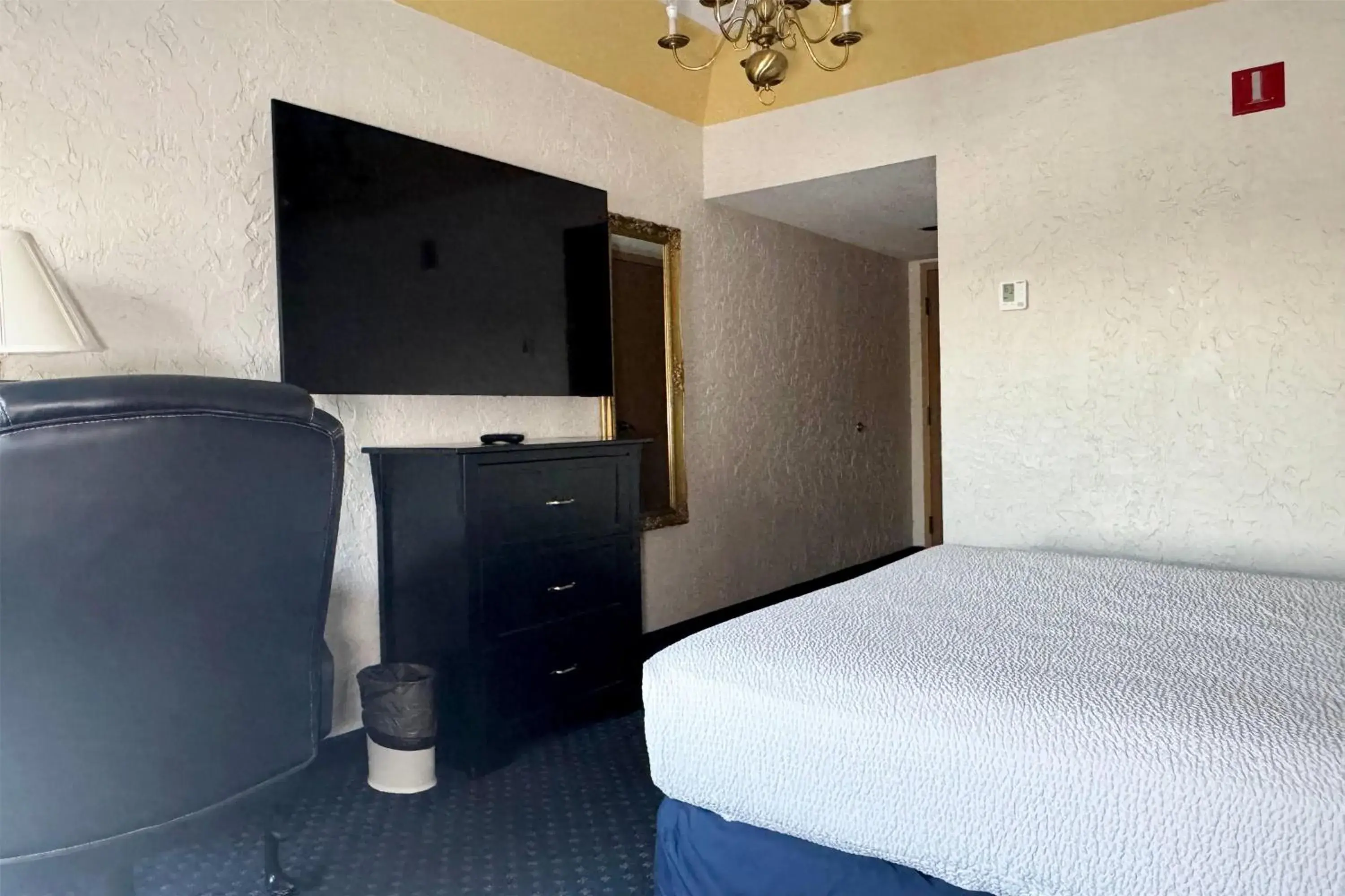 Photo of the whole room, Bed in Chateau Hotel and Conference Center Photo of the whole room, Bed in Chateau Hotel and Conference Center