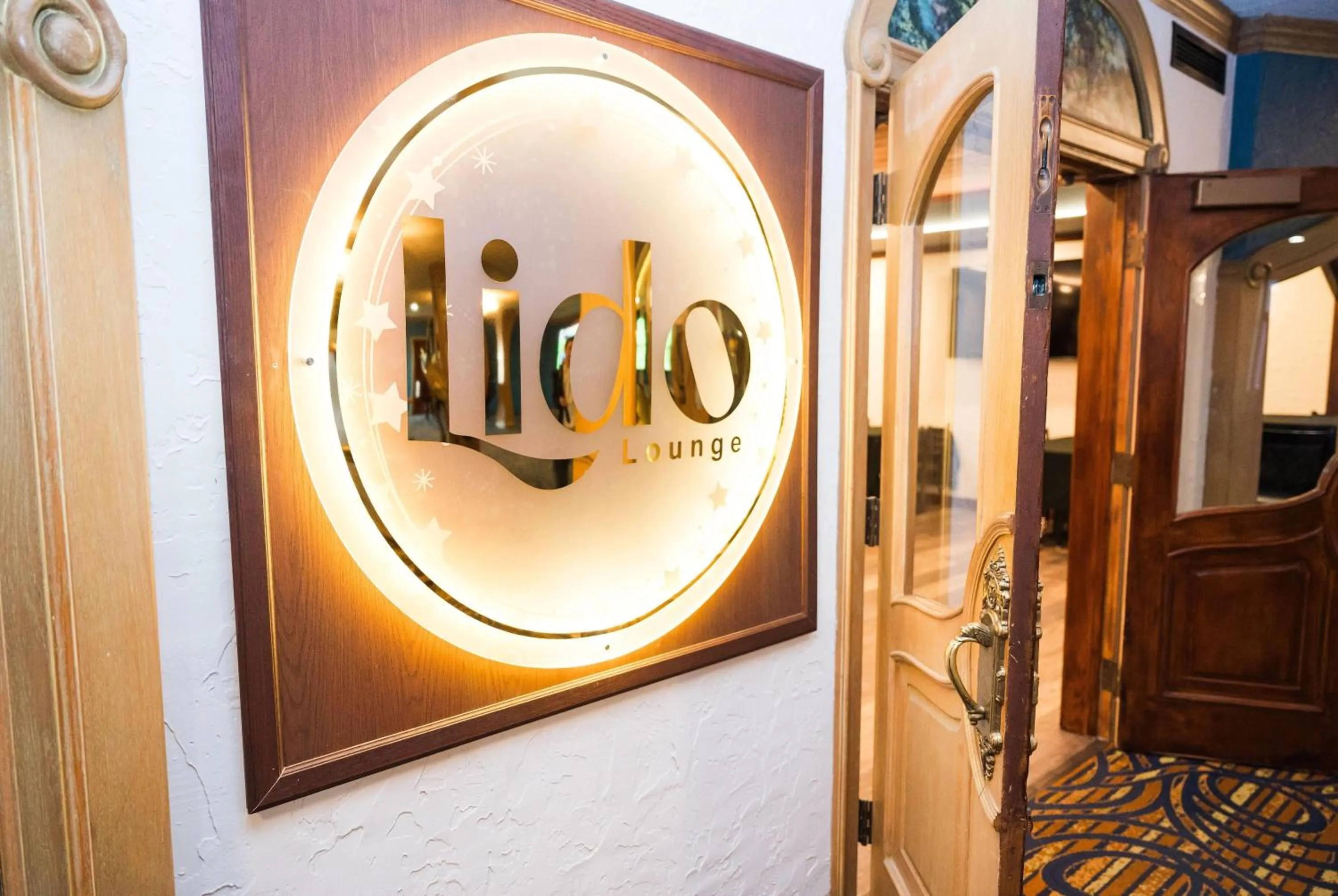 Lounge or bar in Chateau Hotel and Conference Center