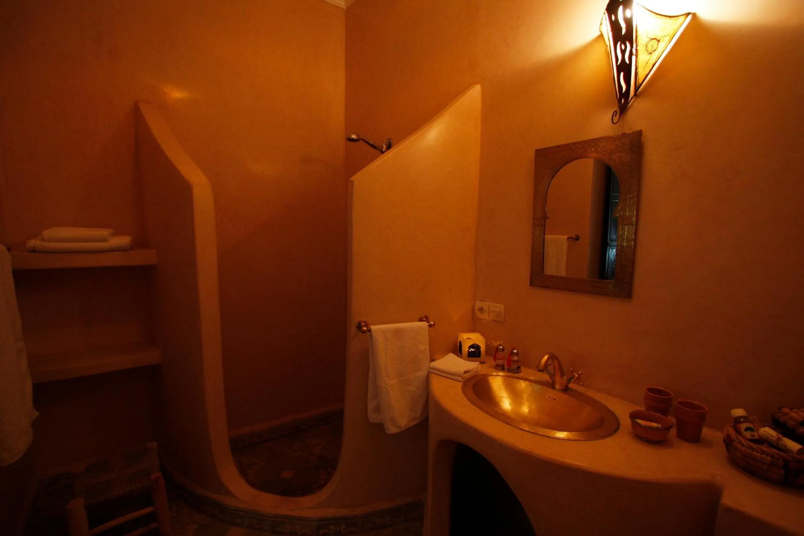 Shower in Riad Dar Zampa