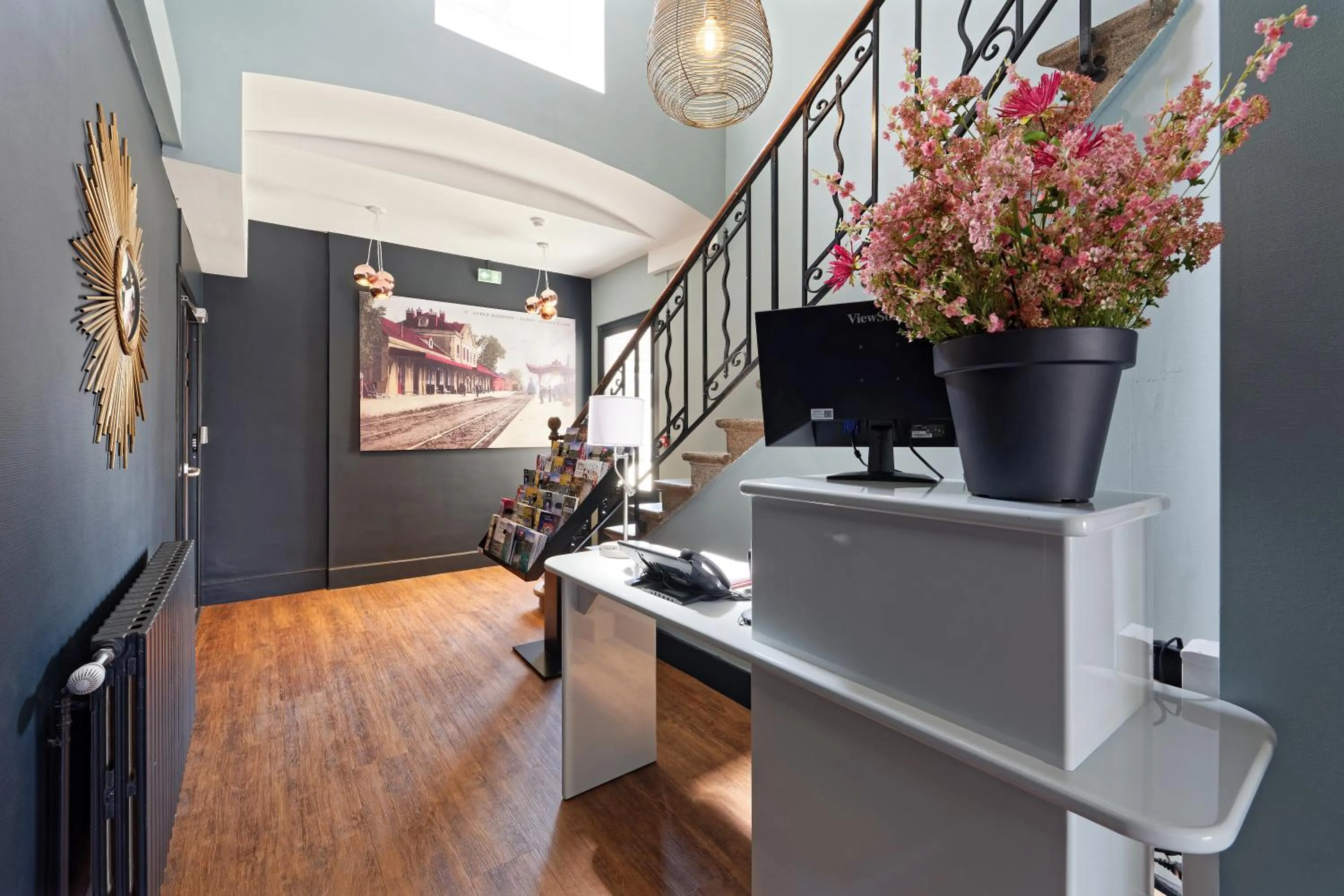 Lobby or reception in Contact Hôtel de la Gare et son restaurant Côte à Côte