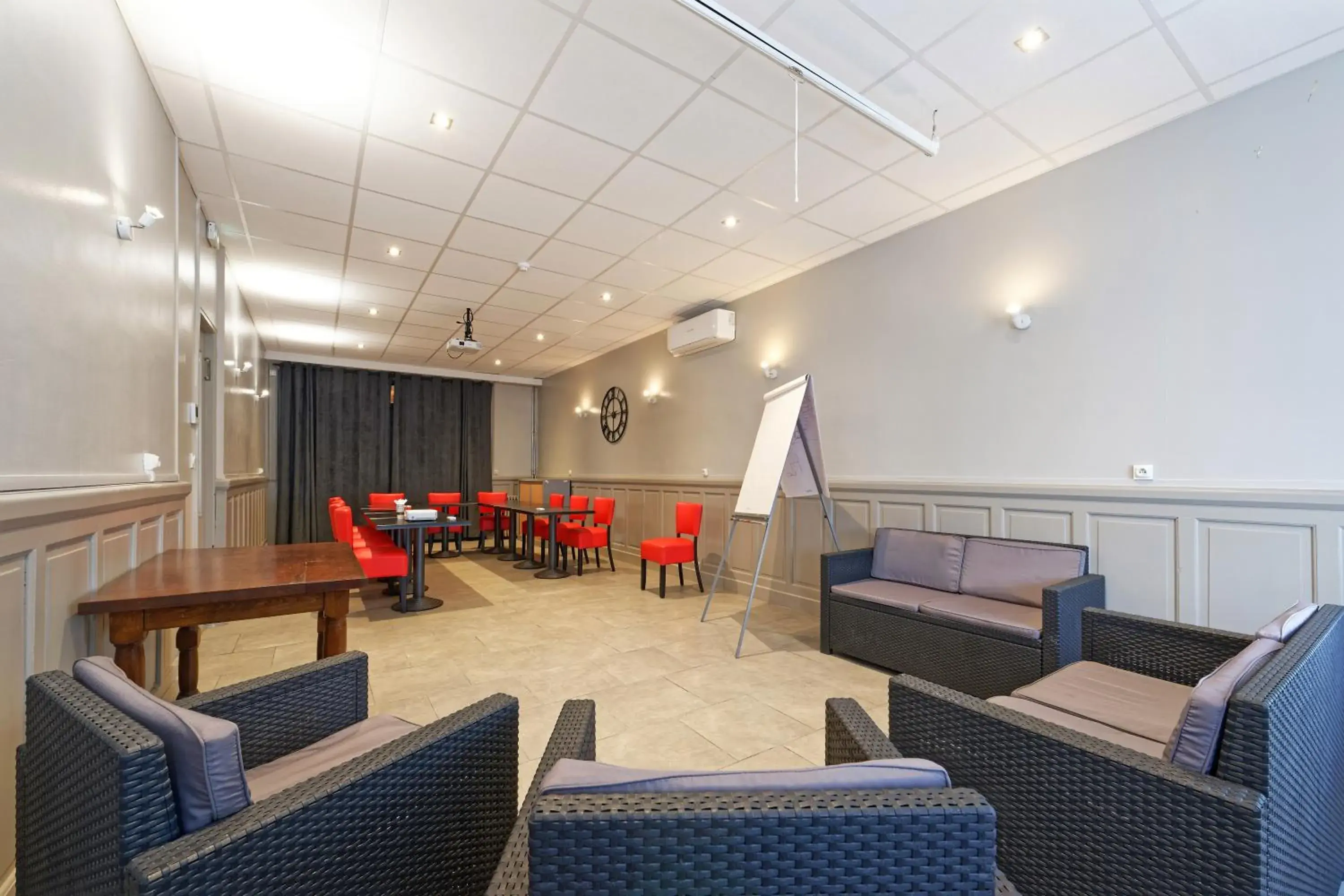 Seating area in Contact Hôtel de la Gare et son restaurant Côte à Côte Seating area in Contact Hôtel de la Gare et son restaurant Côte à Côte
