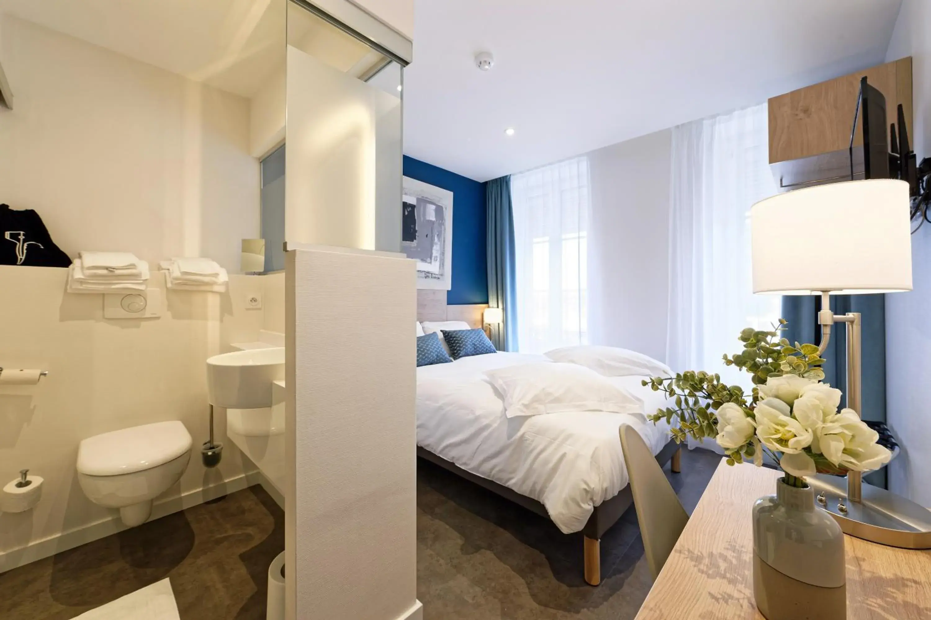 Bathroom, Bed in Contact Hôtel de la Gare et son restaurant Côte à Côte Bathroom, Bed in Contact Hôtel de la Gare et son restaurant Côte à Côte