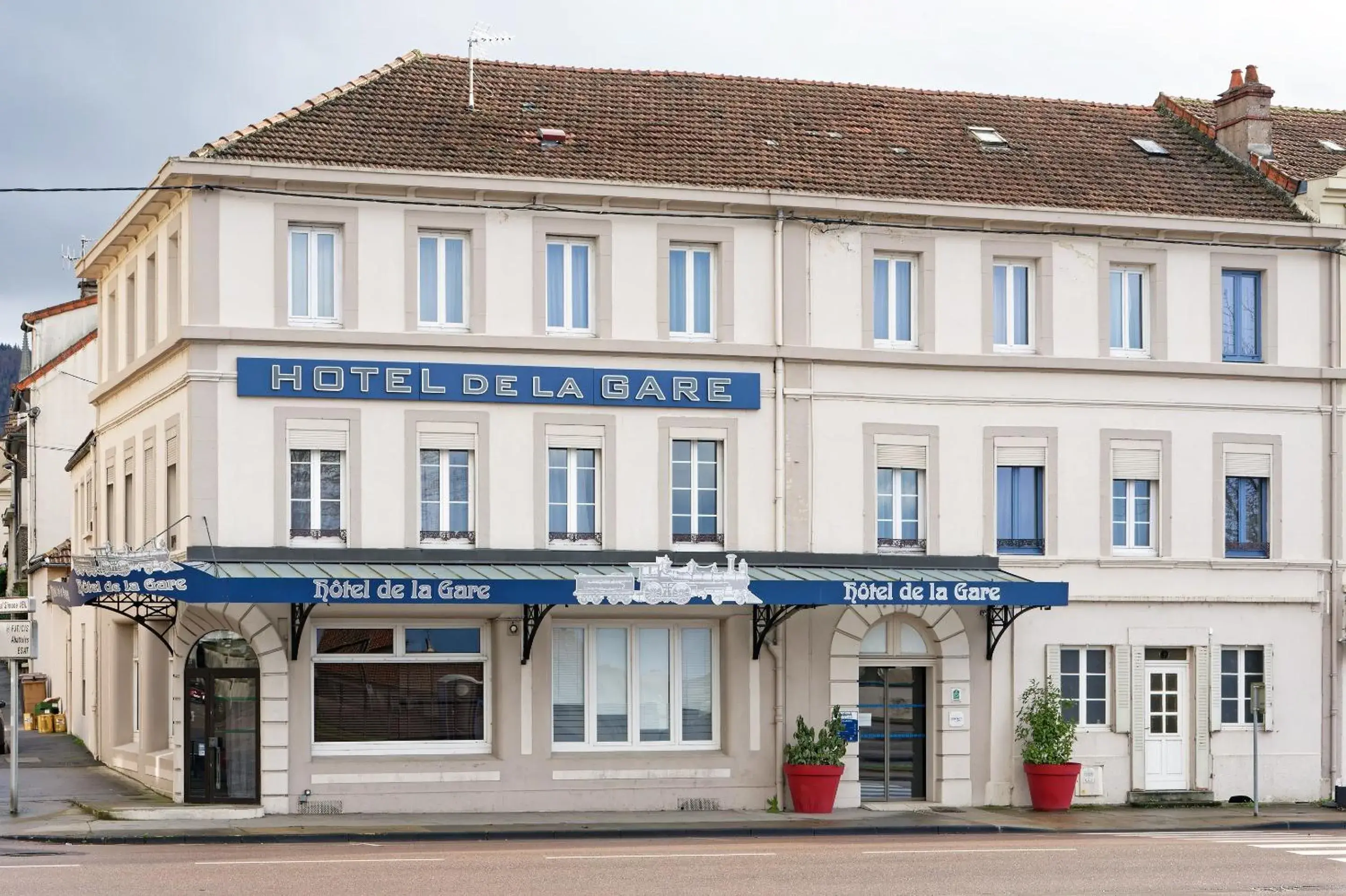 Property building in Contact Hôtel de la Gare et son restaurant Côte à Côte Property building in Contact Hôtel de la Gare et son restaurant Côte à Côte