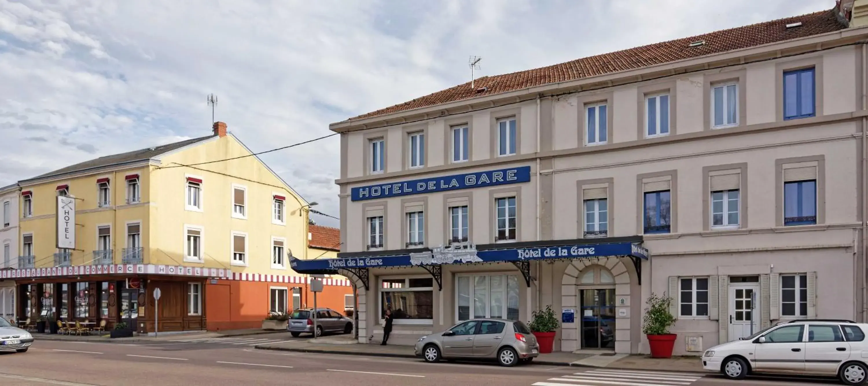 Property building in Contact Hôtel de la Gare et son restaurant Côte à Côte Property building in Contact Hôtel de la Gare et son restaurant Côte à Côte