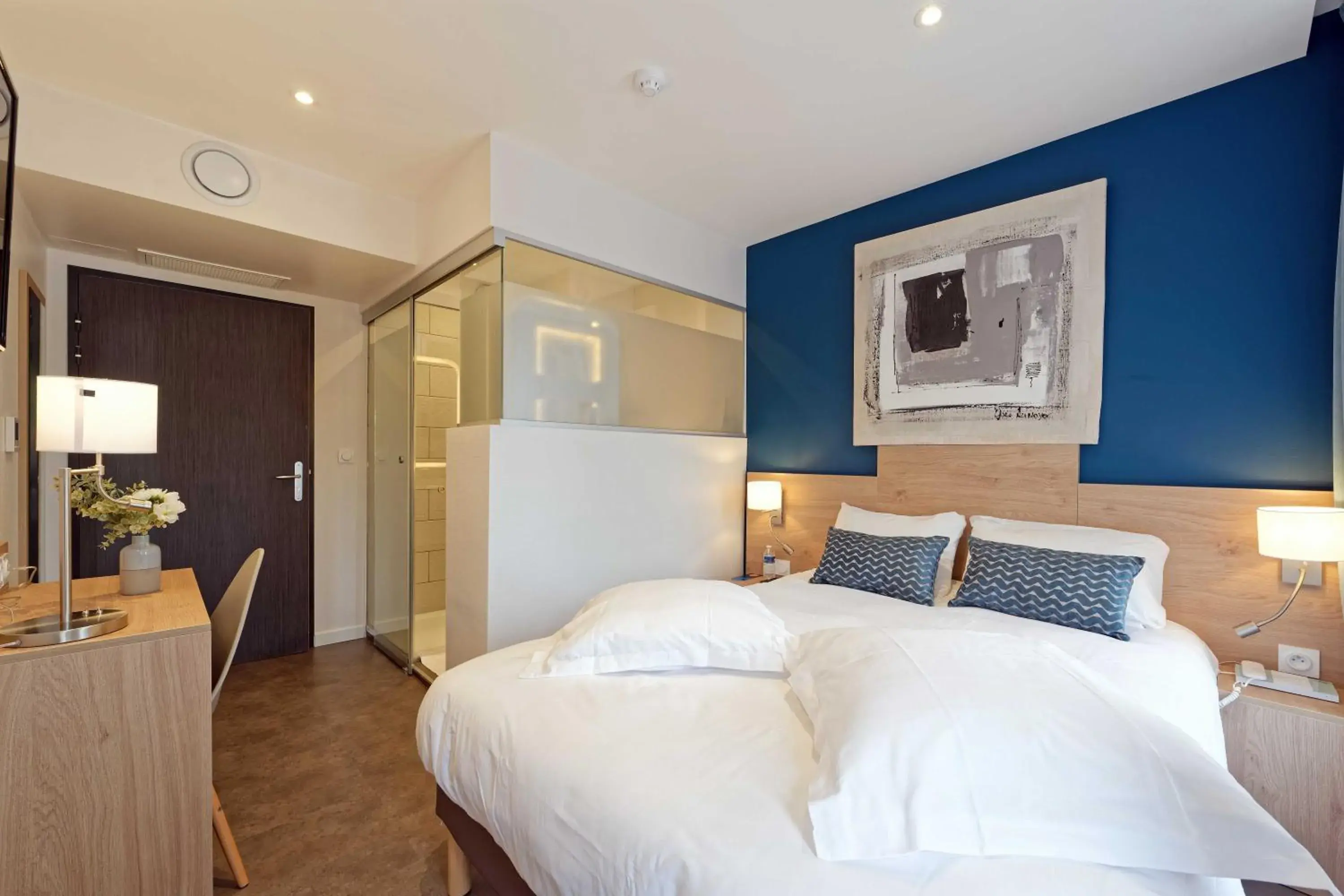 Photo of the whole room, Bed in Contact Hôtel de la Gare et son restaurant Côte à Côte Photo of the whole room, Bed in Contact Hôtel de la Gare et son restaurant Côte à Côte