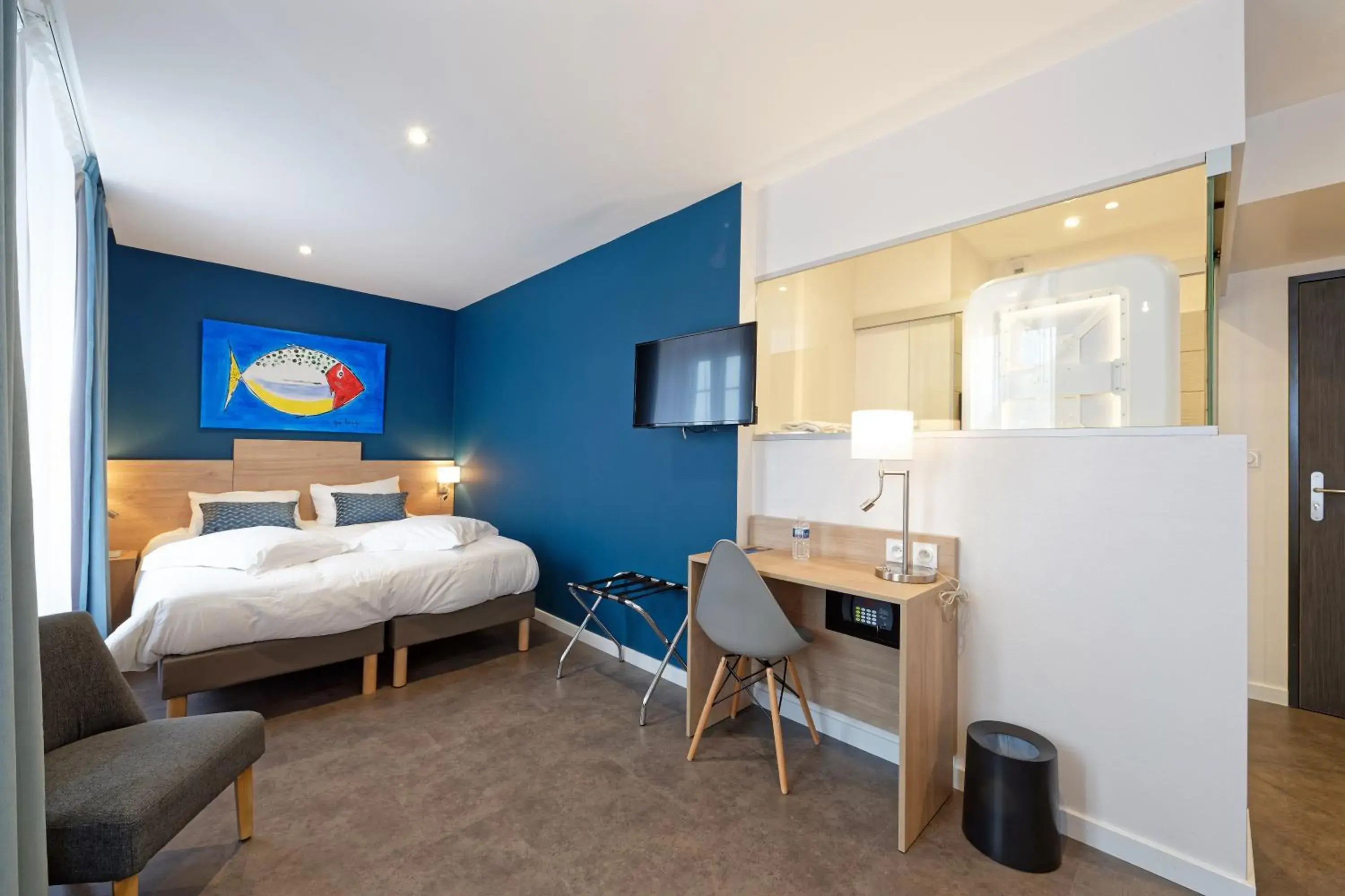 Photo of the whole room, Bed in Contact Hôtel de la Gare et son restaurant Côte à Côte Photo of the whole room, Bed in Contact Hôtel de la Gare et son restaurant Côte à Côte