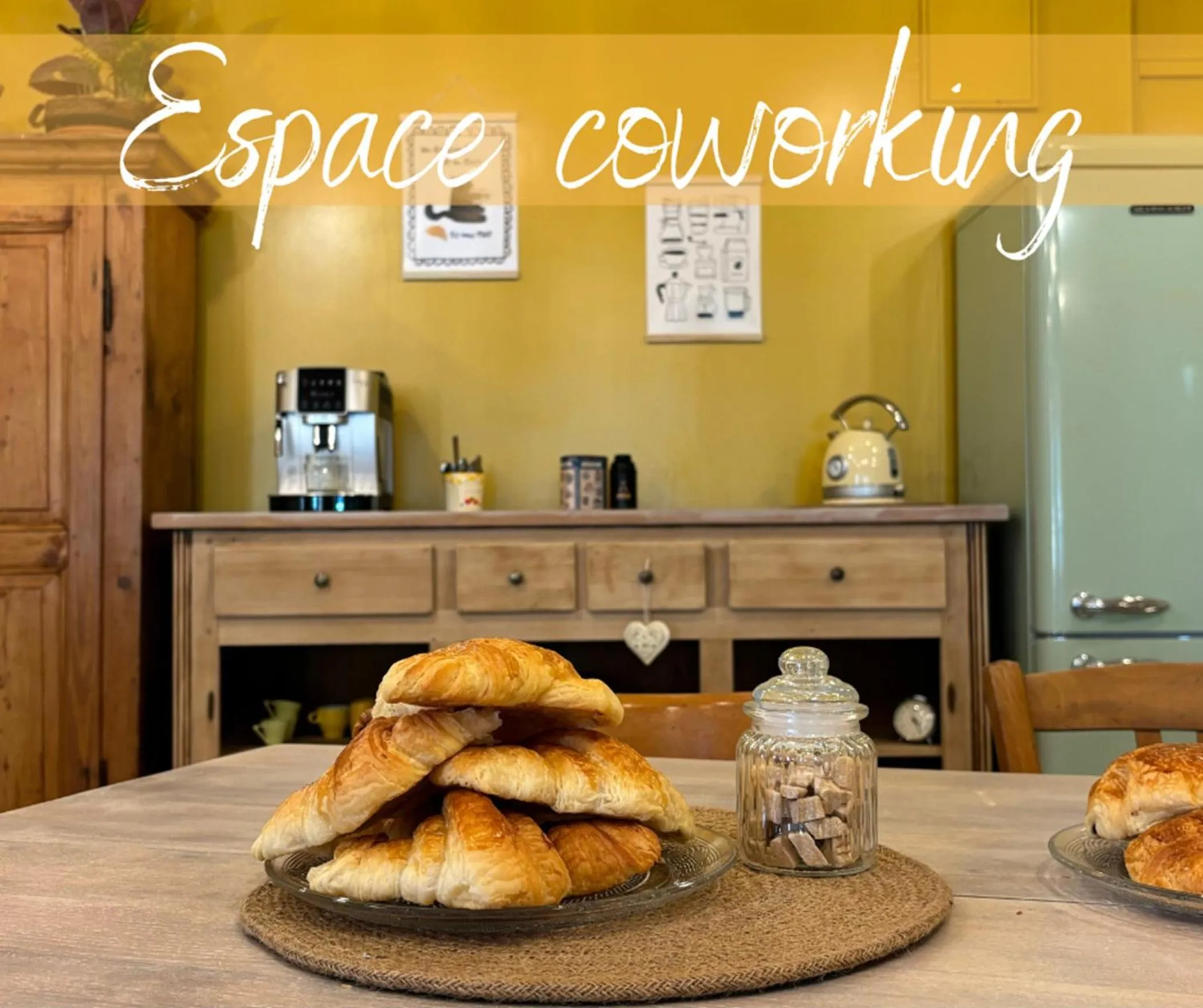 Seating area in Contact Hôtel de la Gare et son restaurant Côte à Côte