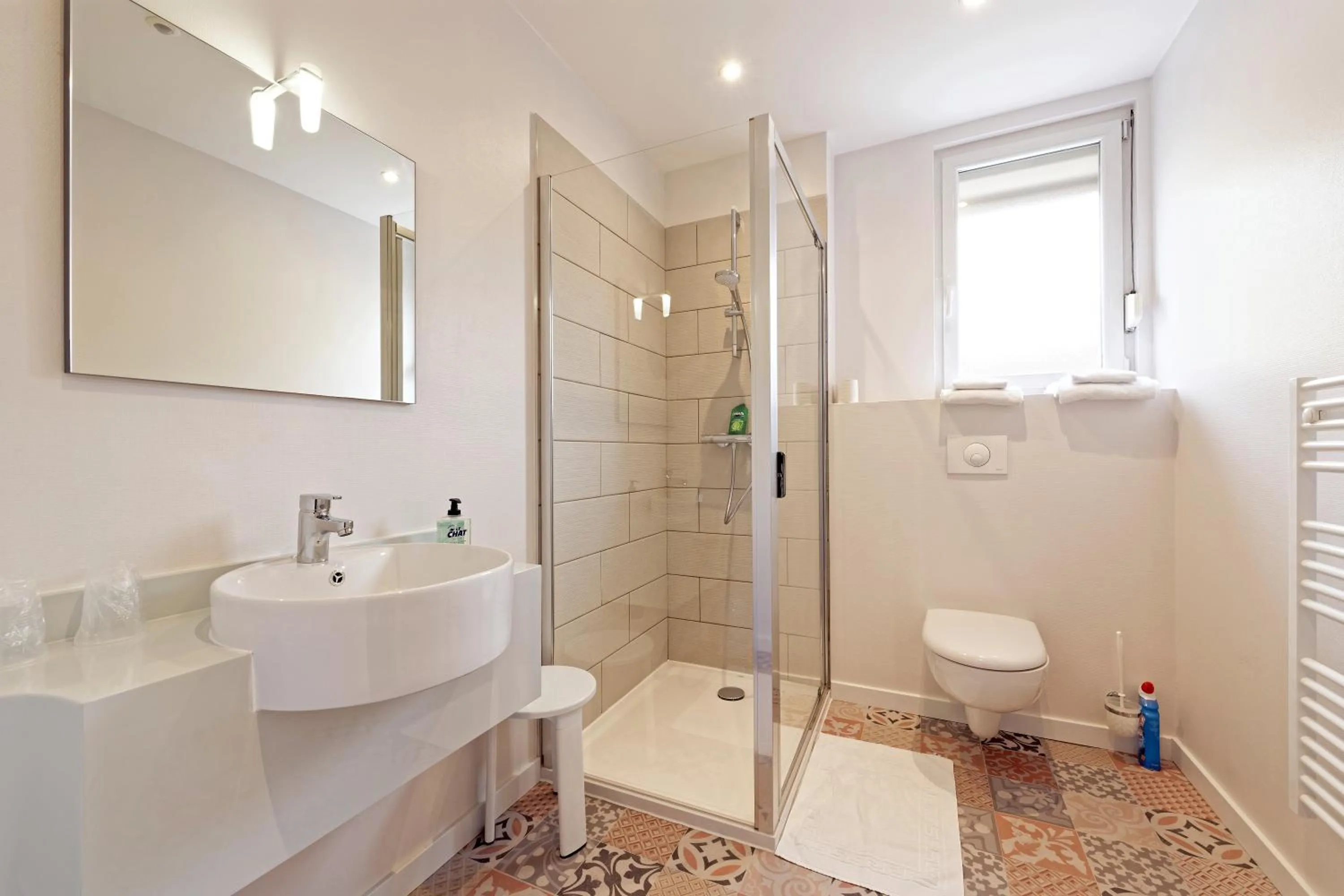 Shower in Contact Hôtel de la Gare et son restaurant Côte à Côte