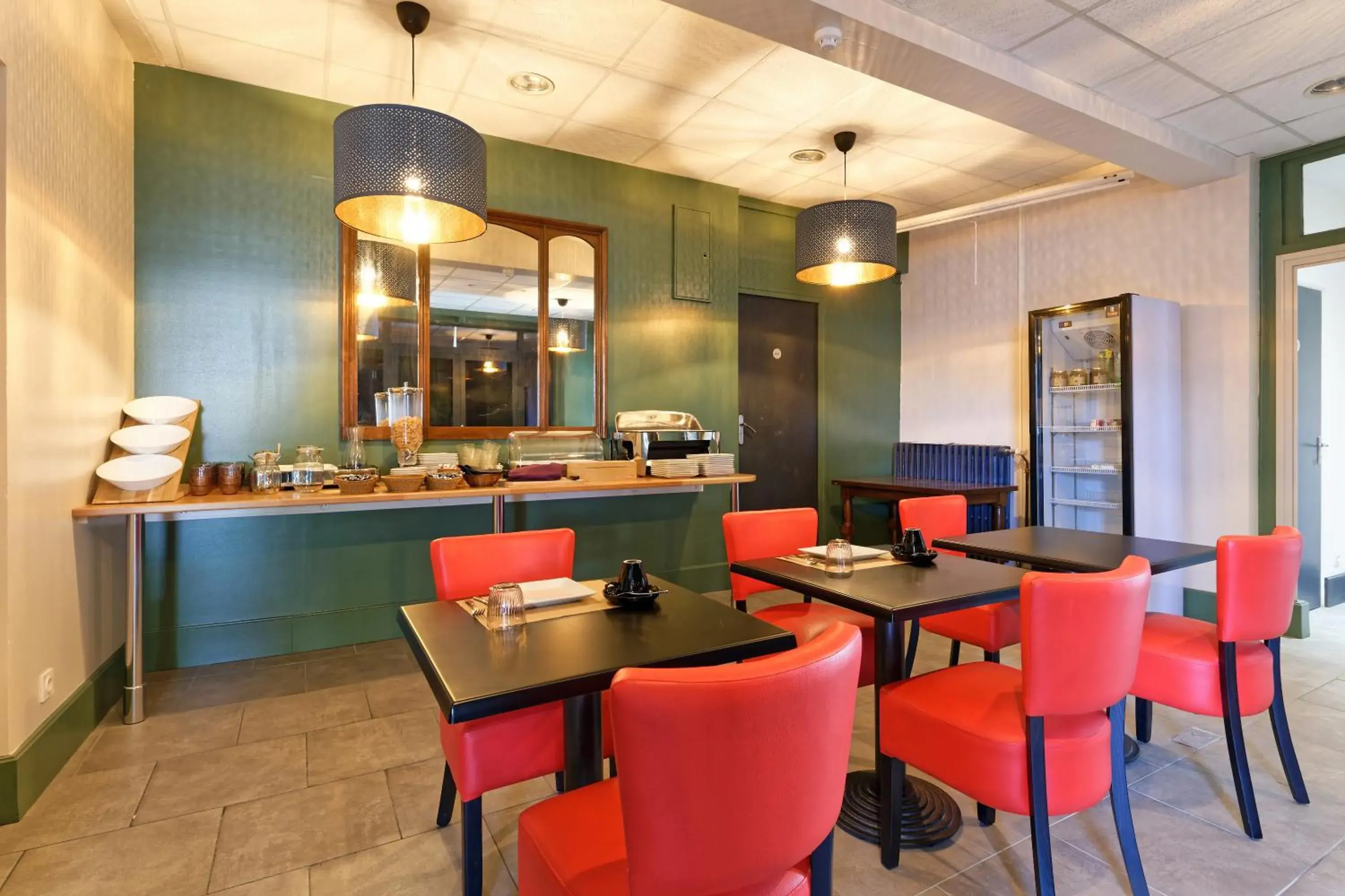 Lounge or bar in Contact Hôtel de la Gare et son restaurant Côte à Côte Lounge or bar in Contact Hôtel de la Gare et son restaurant Côte à Côte