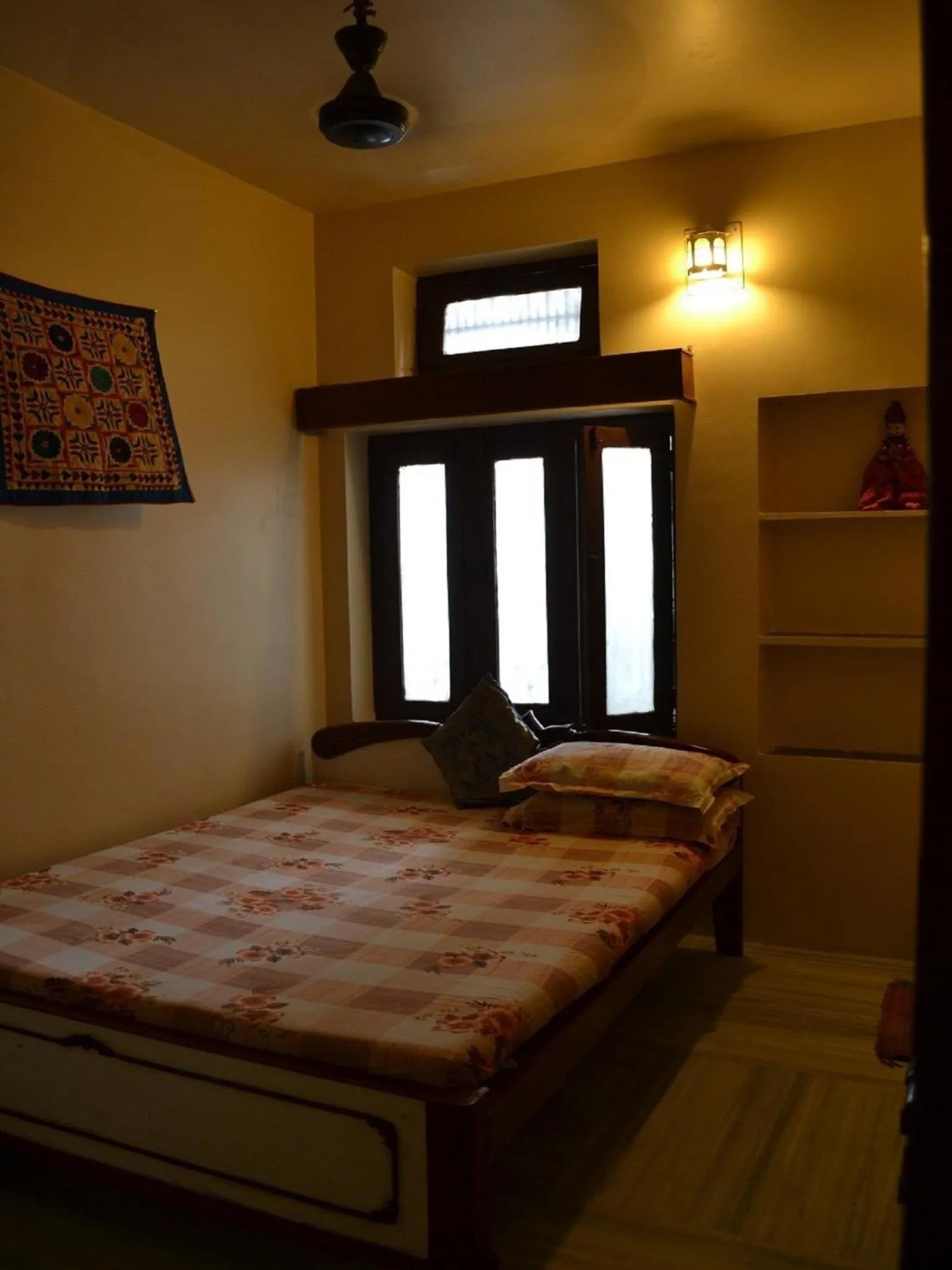 Photo of the whole room, Bed in Kanhaia Haveli