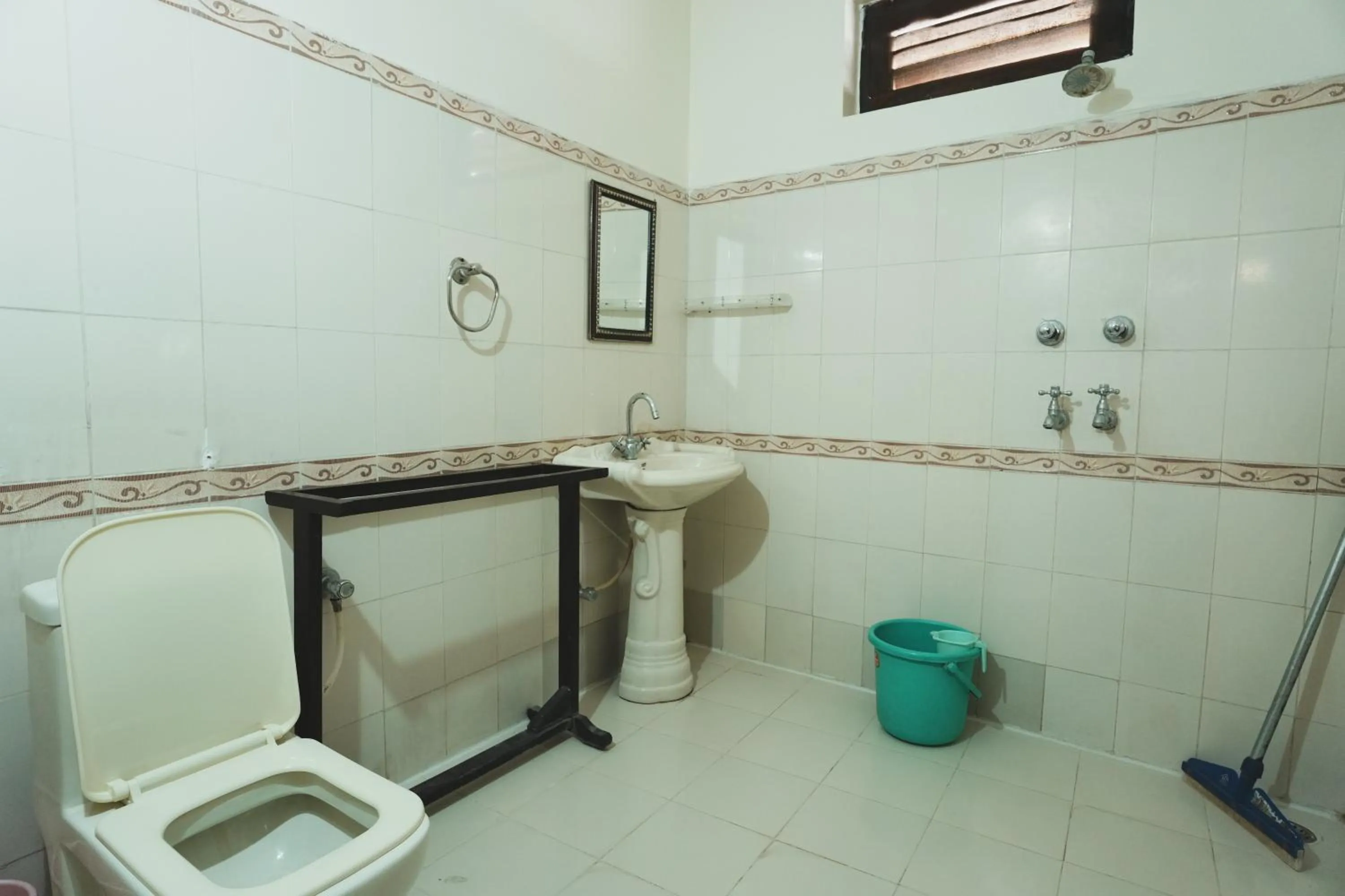 Shower in Kanhaia Haveli