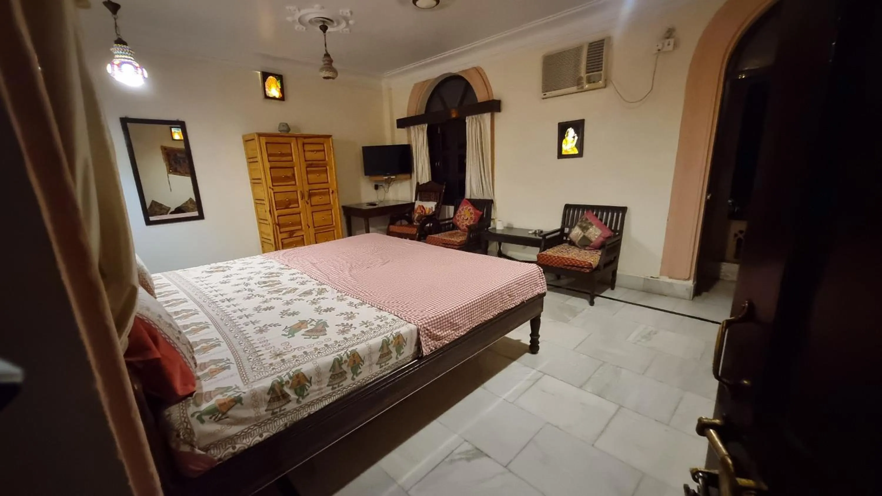 Bed in Kanhaia Haveli