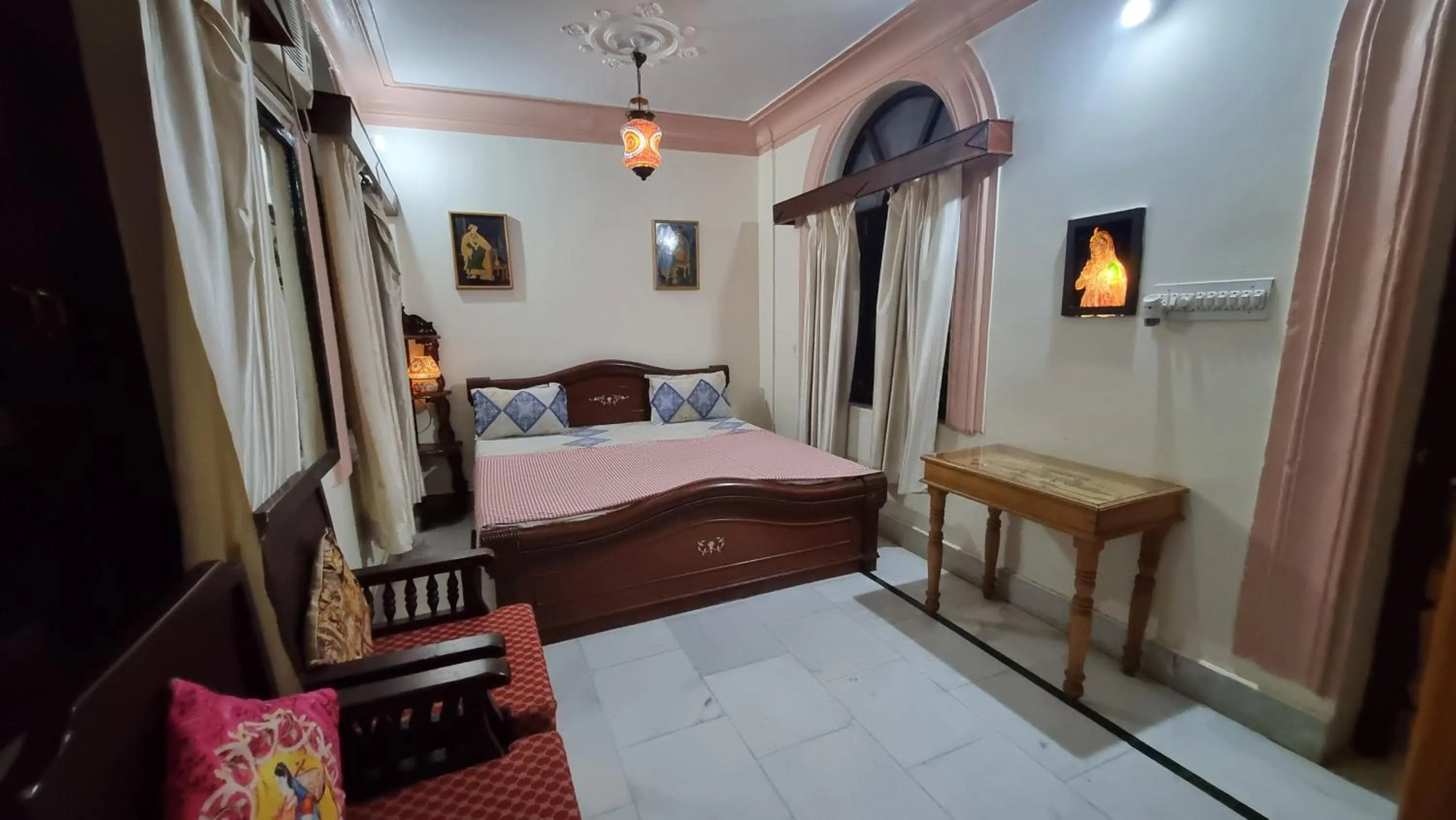 Bed in Kanhaia Haveli