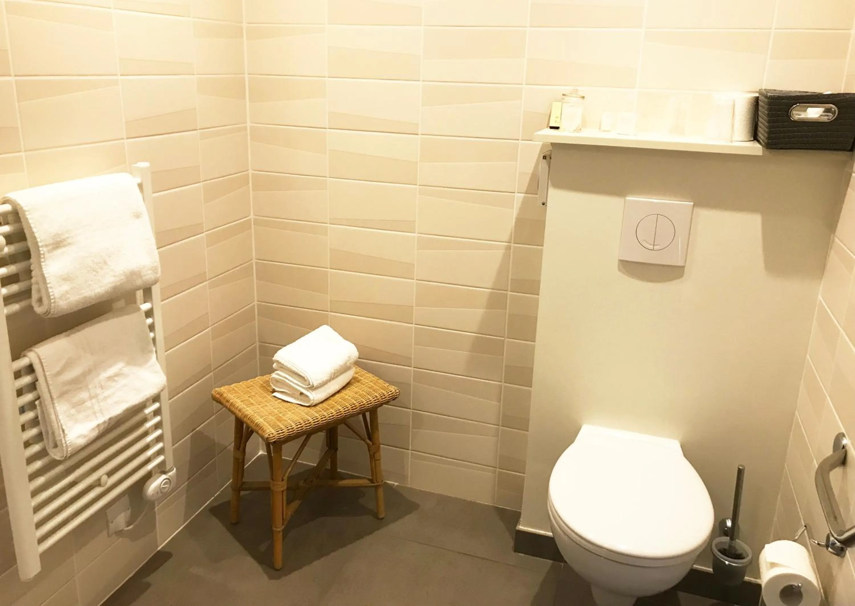 Toilet in Hôtel Restaurant Les Grains d'Argent Dizy - Epernay