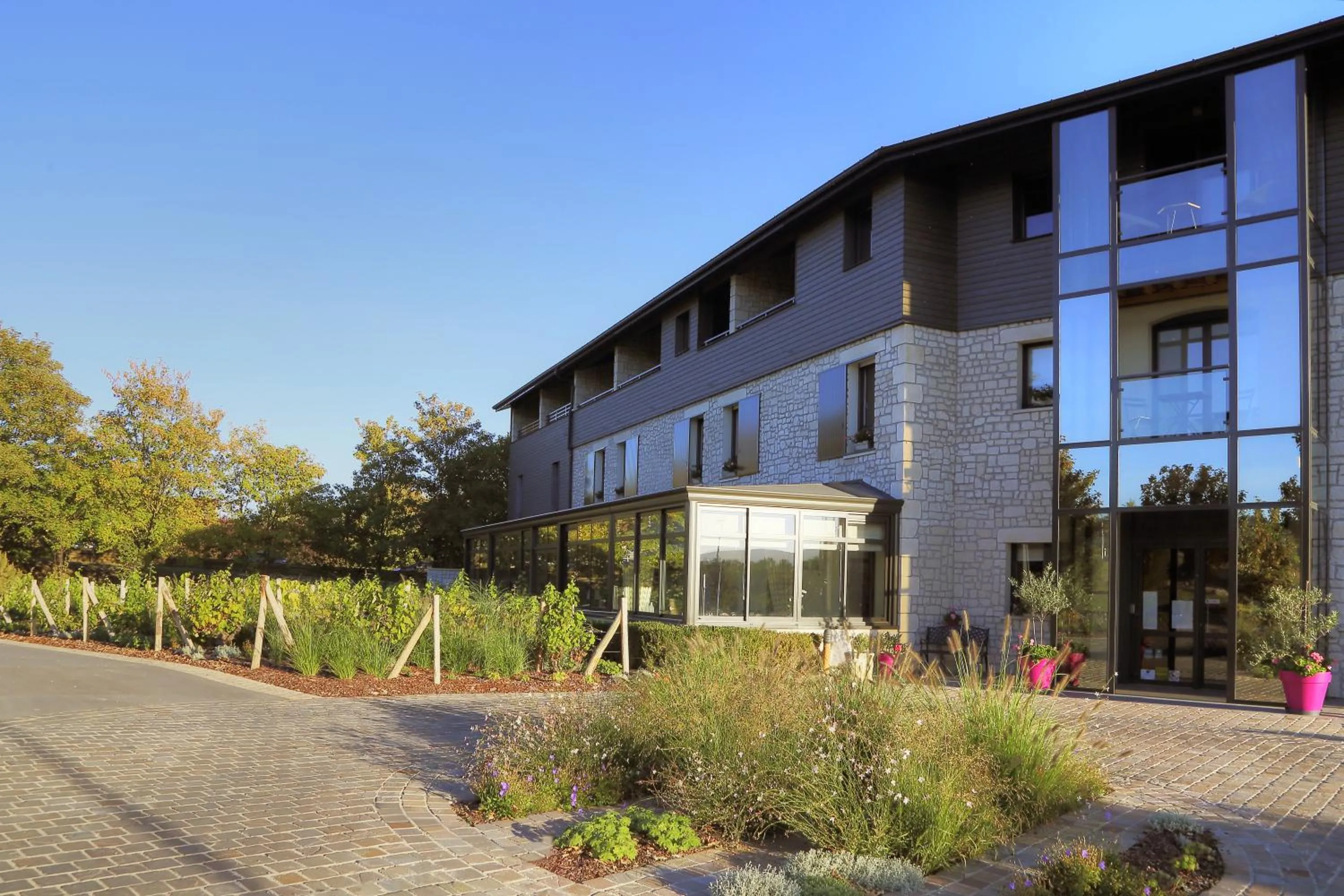 Property building in Hôtel Restaurant Les Grains d'Argent Dizy - Epernay