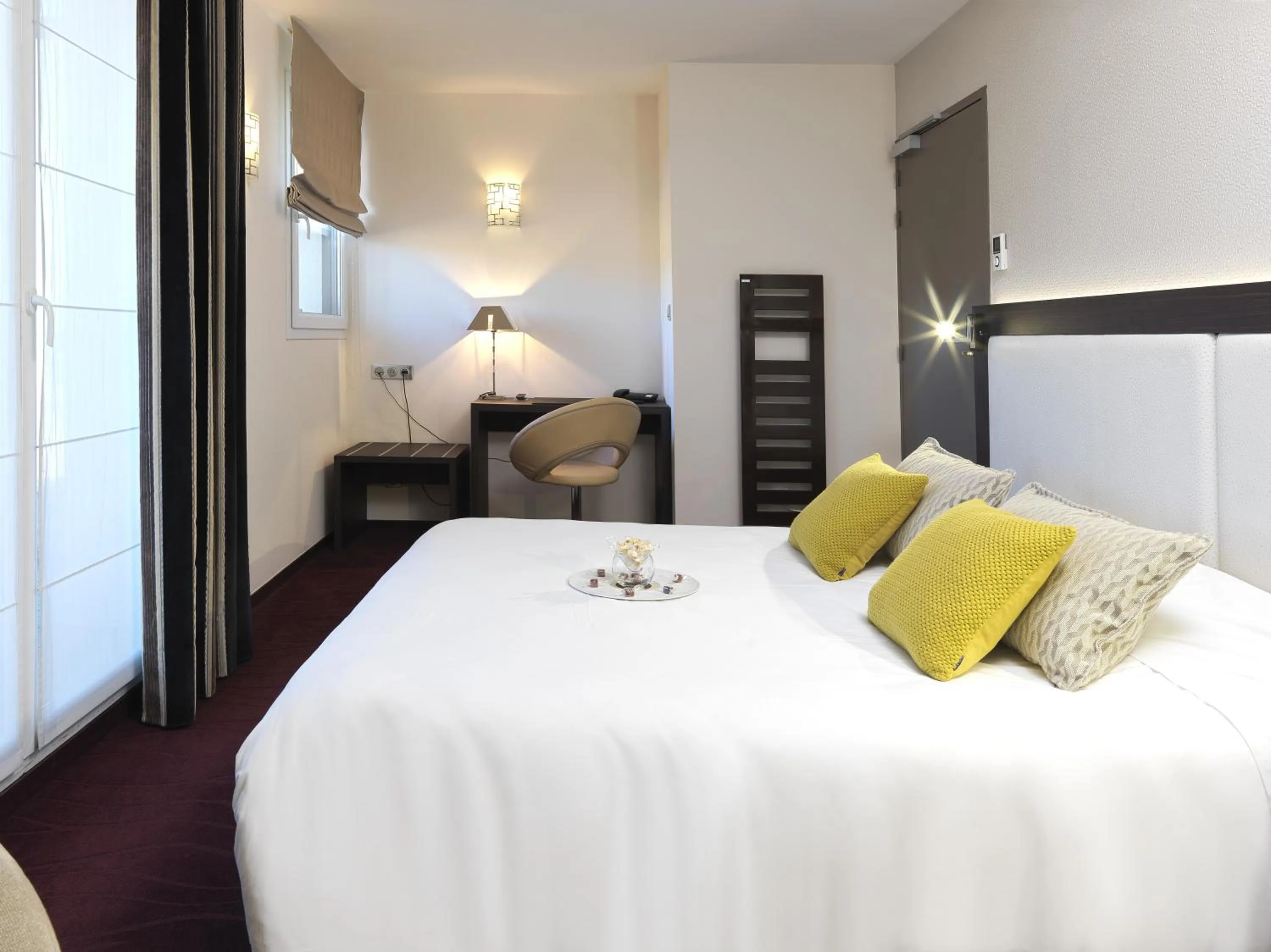 Bed in Hôtel Restaurant Les Grains d'Argent Dizy - Epernay